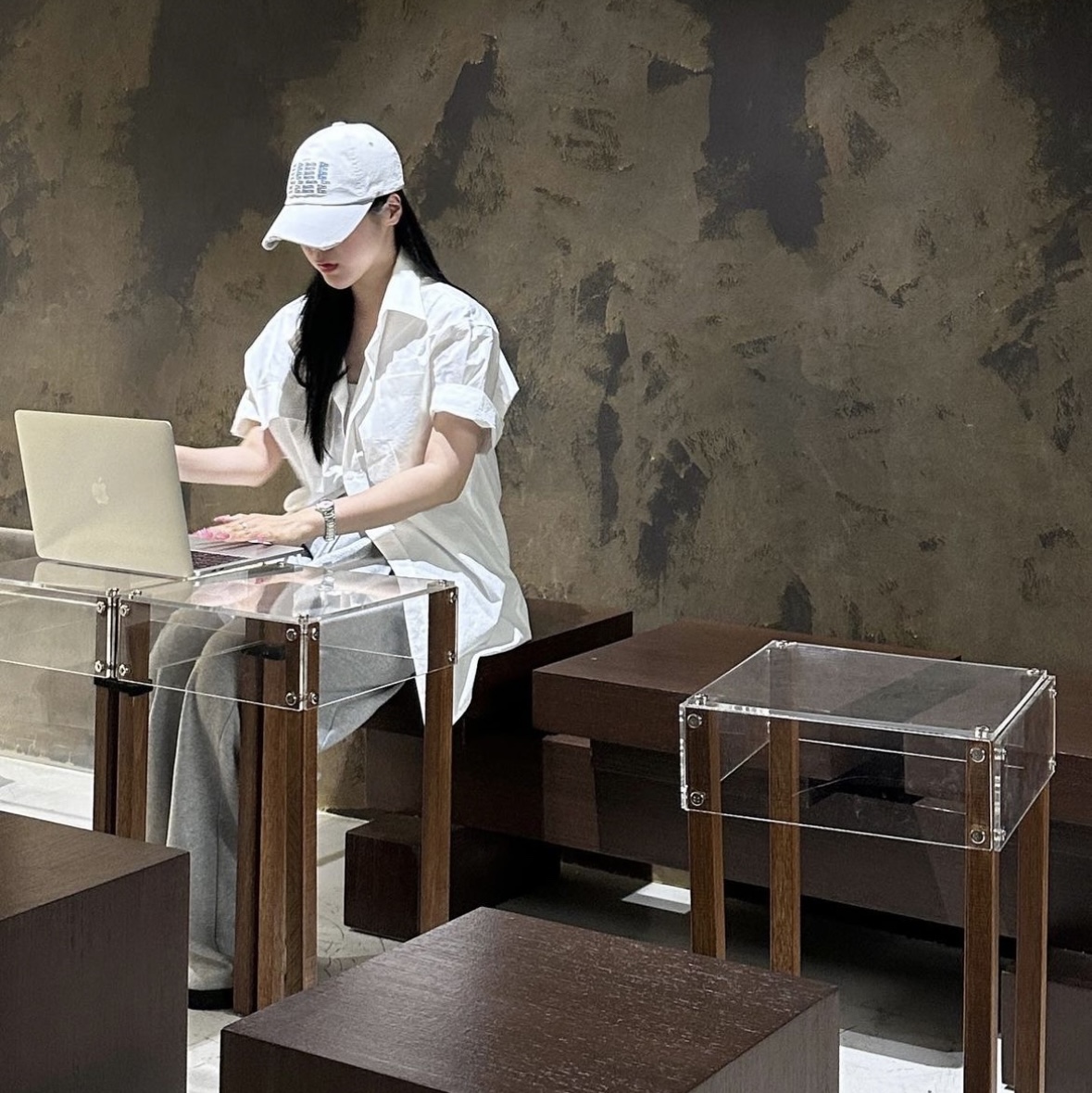 Matin Kim Lettering Washed Ball Cap Light Grey 착용 스타일 - 4