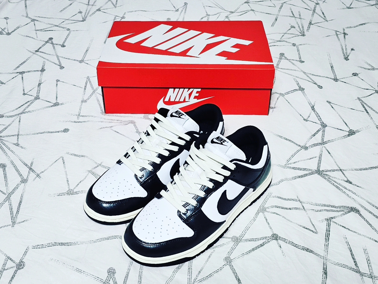 (W) Nike Dunk Low Vintage Black and White 착용 스타일 - 1
