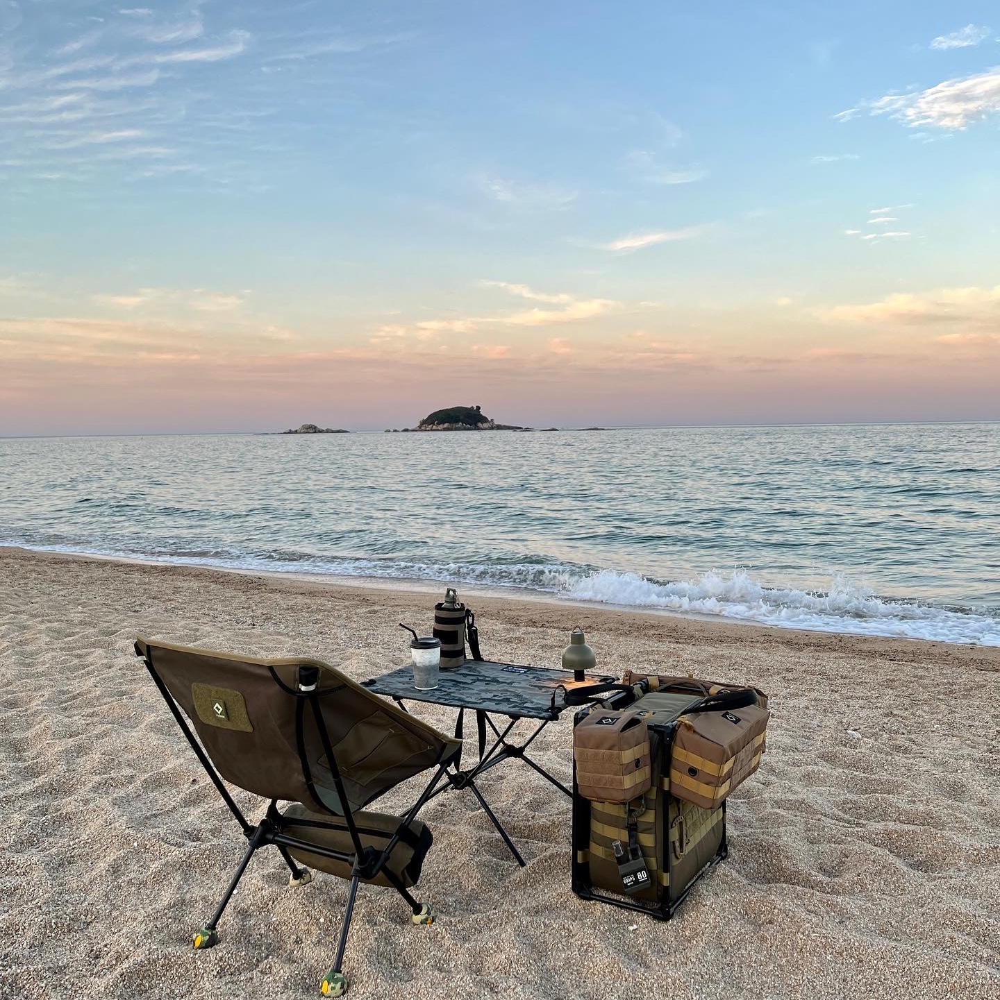 Helinox Tactical Chair One Military Olive 착용 스타일