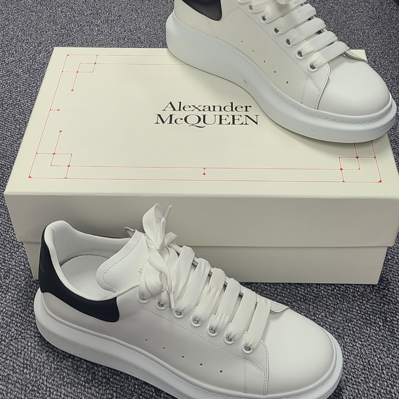 Alexander McQueen Oversized Sneakers White Black 착용 스타일