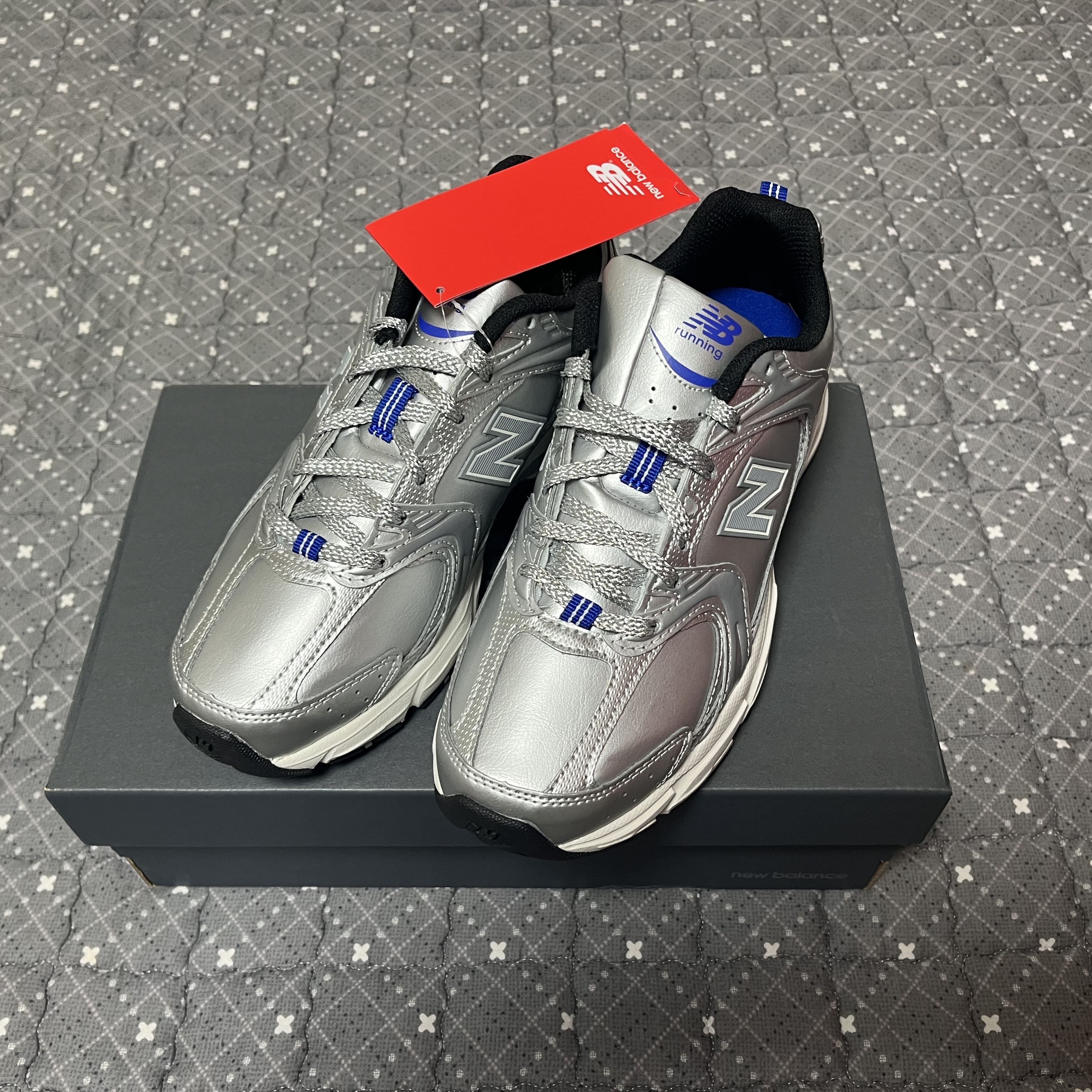 New Balance x Yeseyesee 530 Silver Royal Blue 착용 스타일 - 1