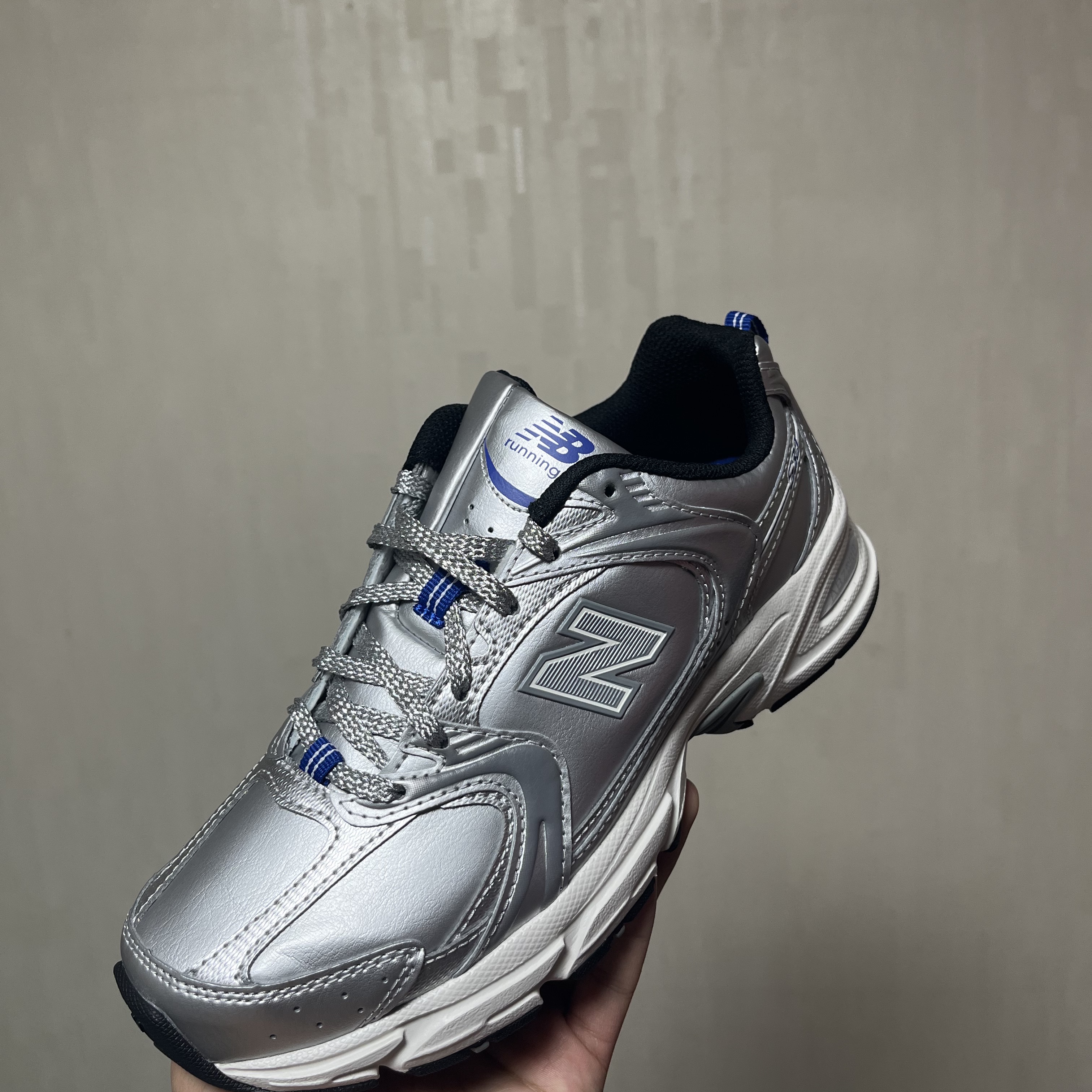 New Balance x Yeseyesee 530 Silver Royal Blue 착용 스타일 - 2