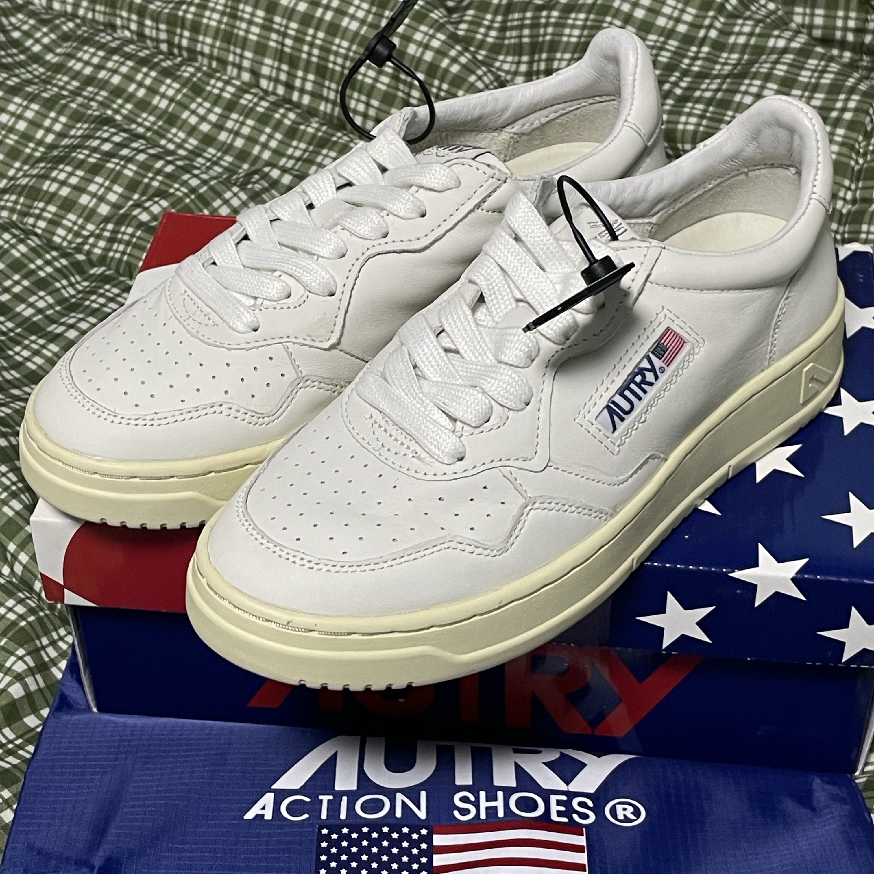(W) Autry Medalist Low Goatskin Sneakers White 착용 스타일 - 2