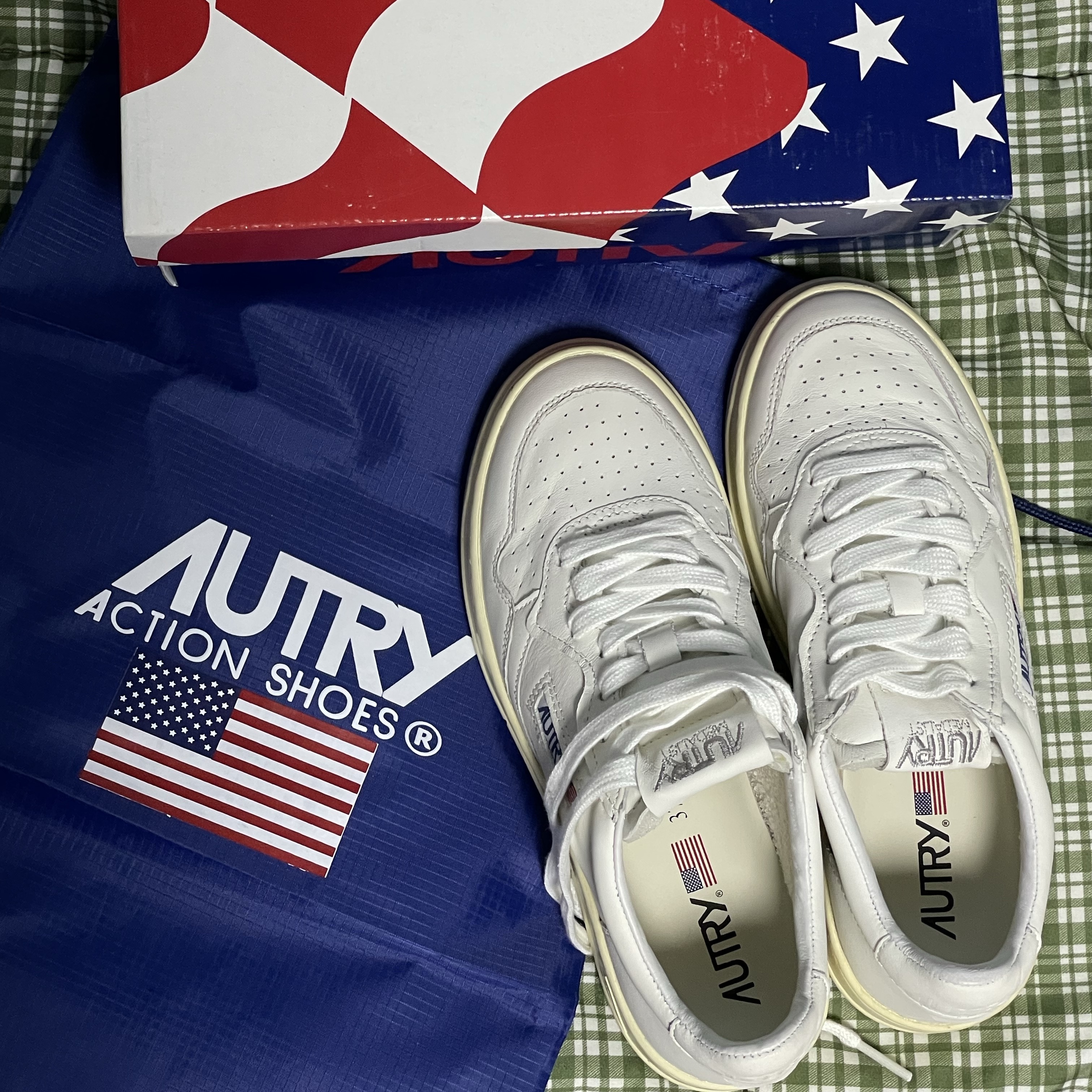 (W) Autry Medalist Low Goatskin Sneakers White 착용 스타일 - 1