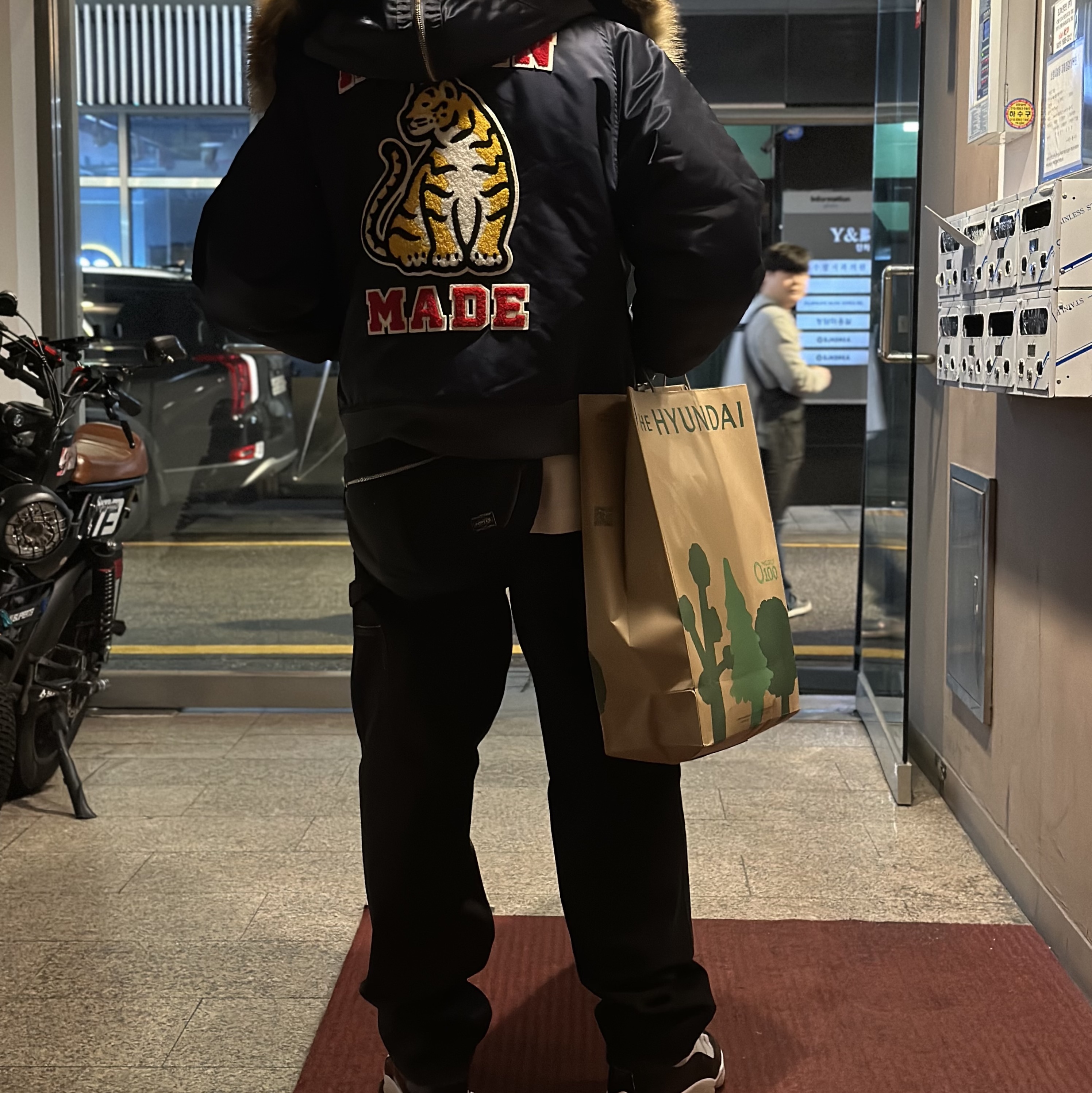 Jordan 11 Retro Gratitude, Human Made N2 Flight Jacket Navy 착용 스타일 - 1