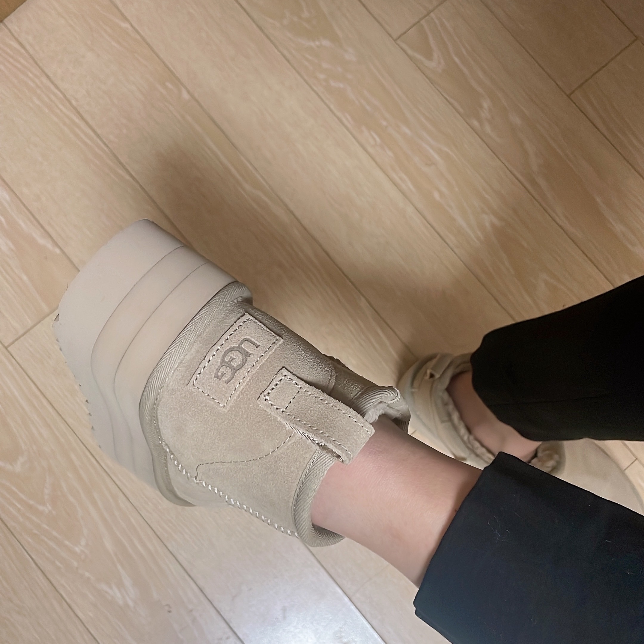 (W) UGG Classic Ultra Mini Platform Mustard Seed 착용 스타일 - 1