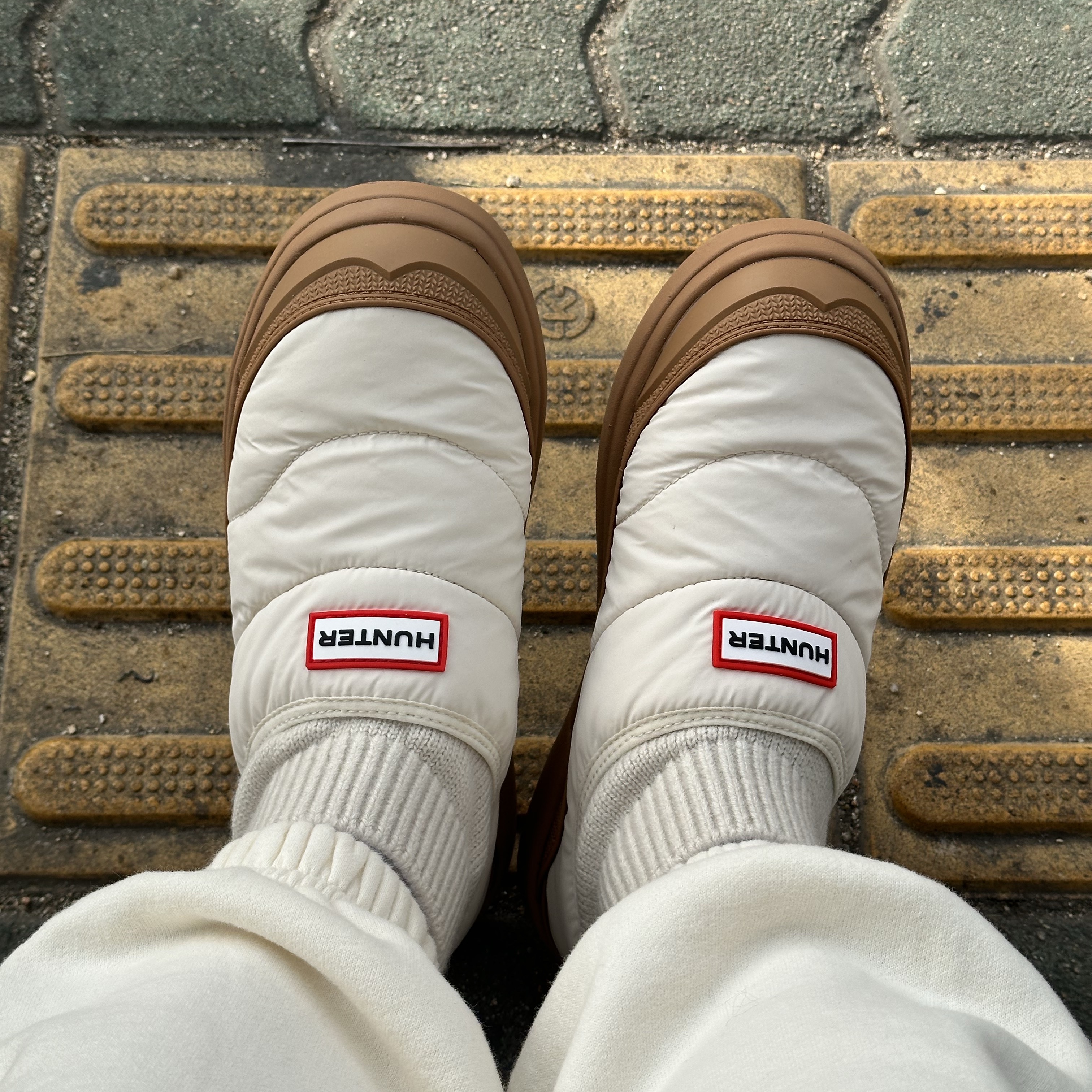 (W) Hunter In Out Puffer Knit Cuff Boots White Willow 착용 스타일 - 2