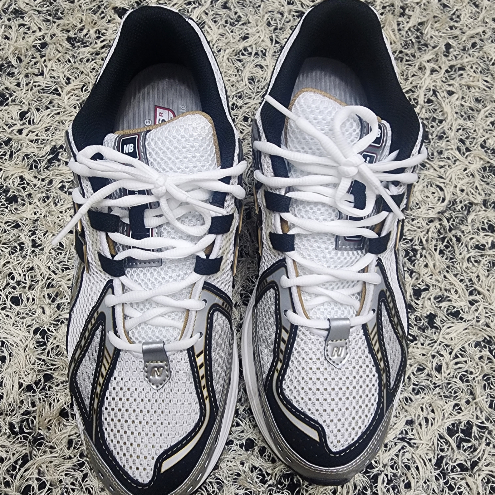 New Balance 1906R White Gold 착용 스타일