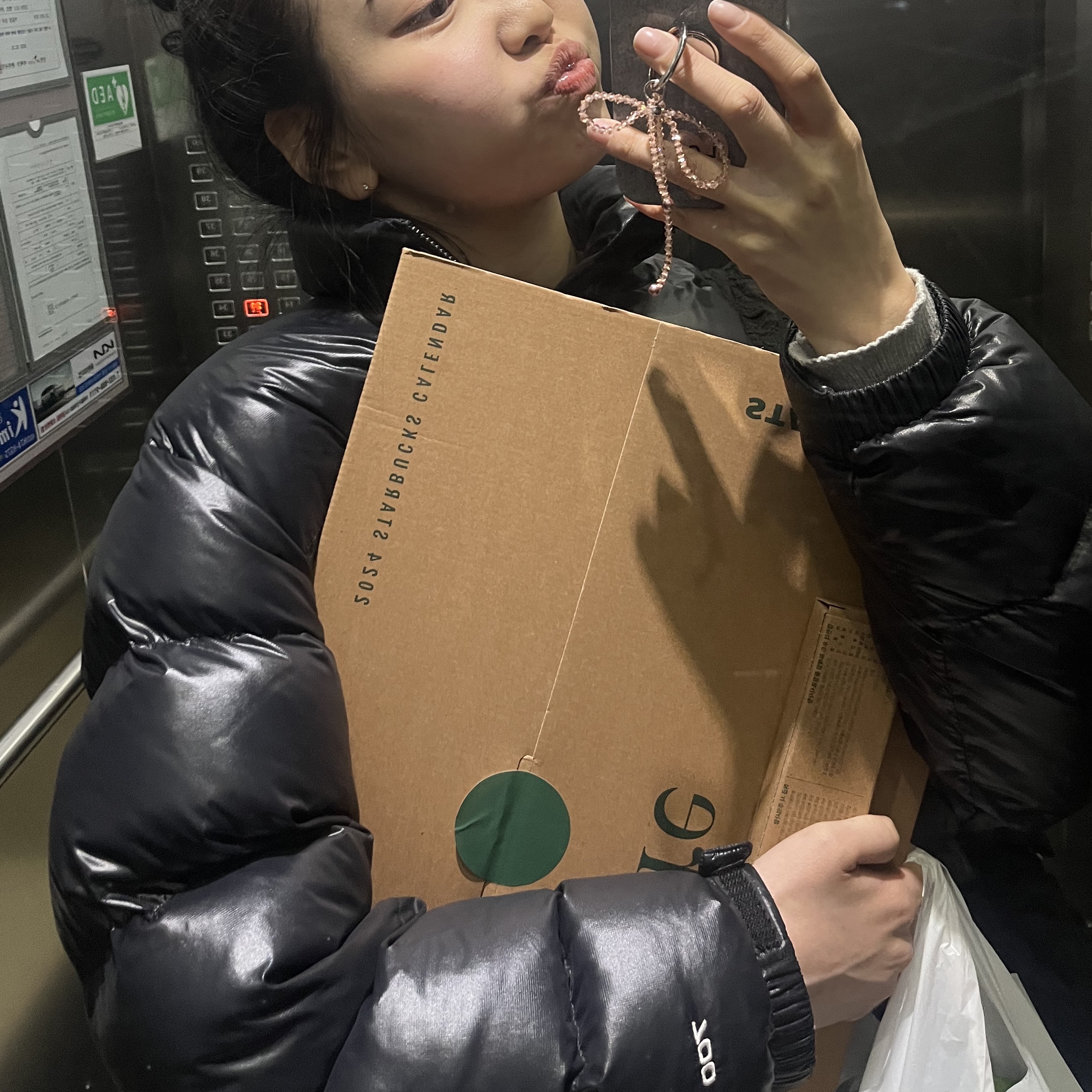 (W) The North Face Nuptse Short Jacket TNF Black, (W) UGG Classic Ultra Mini Boots Chestnut 착용 스타일 - 3