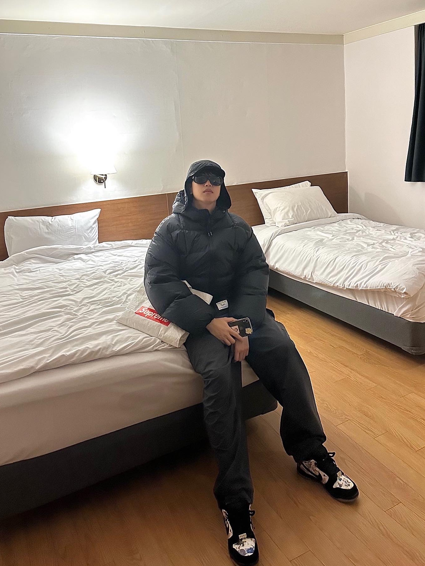 Nike ACG Warm AW84 Cap Black Anthracite, Nike x Supreme SB Dunk Low QS Rammellzee Black 착용 스타일 - 1