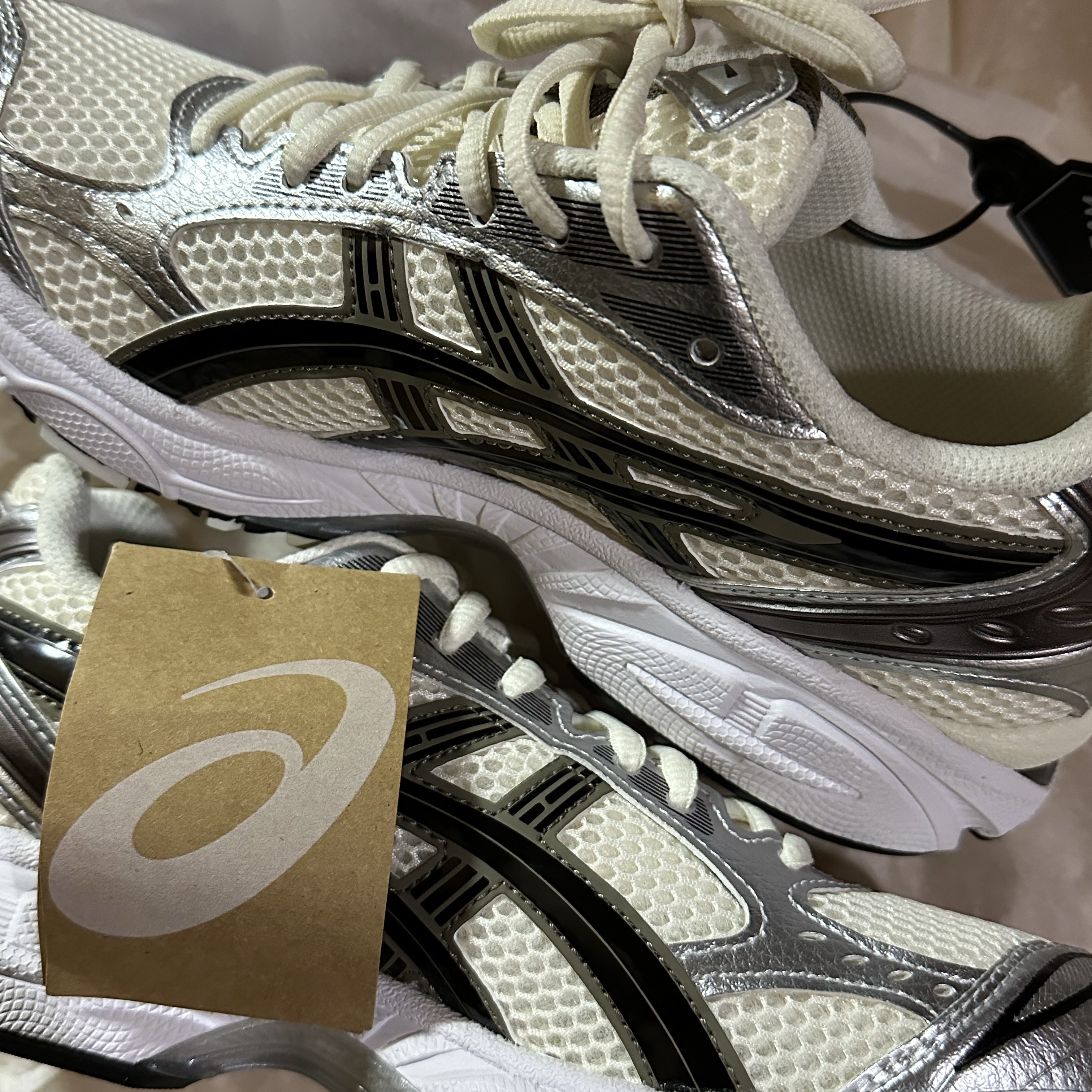 Asics Gel-Kayano 14 Cream Black 착용 스타일