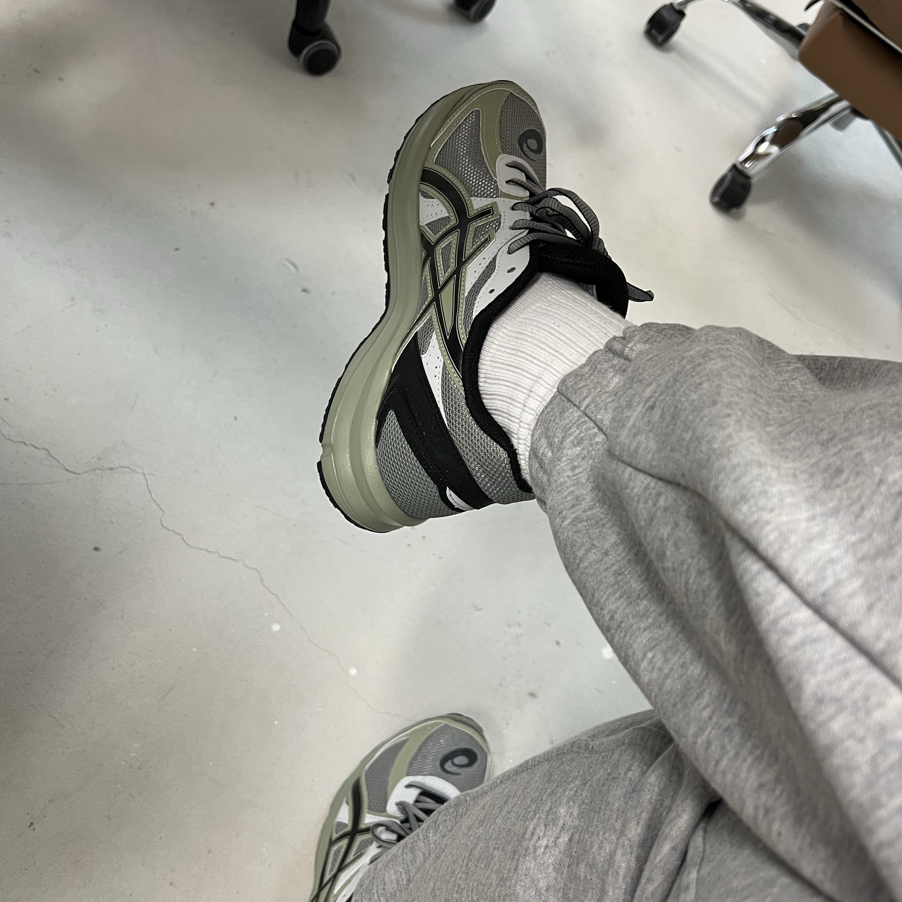 Asics Jog 100 S Sheet Rock - 2E Wide 착용 스타일 - 3