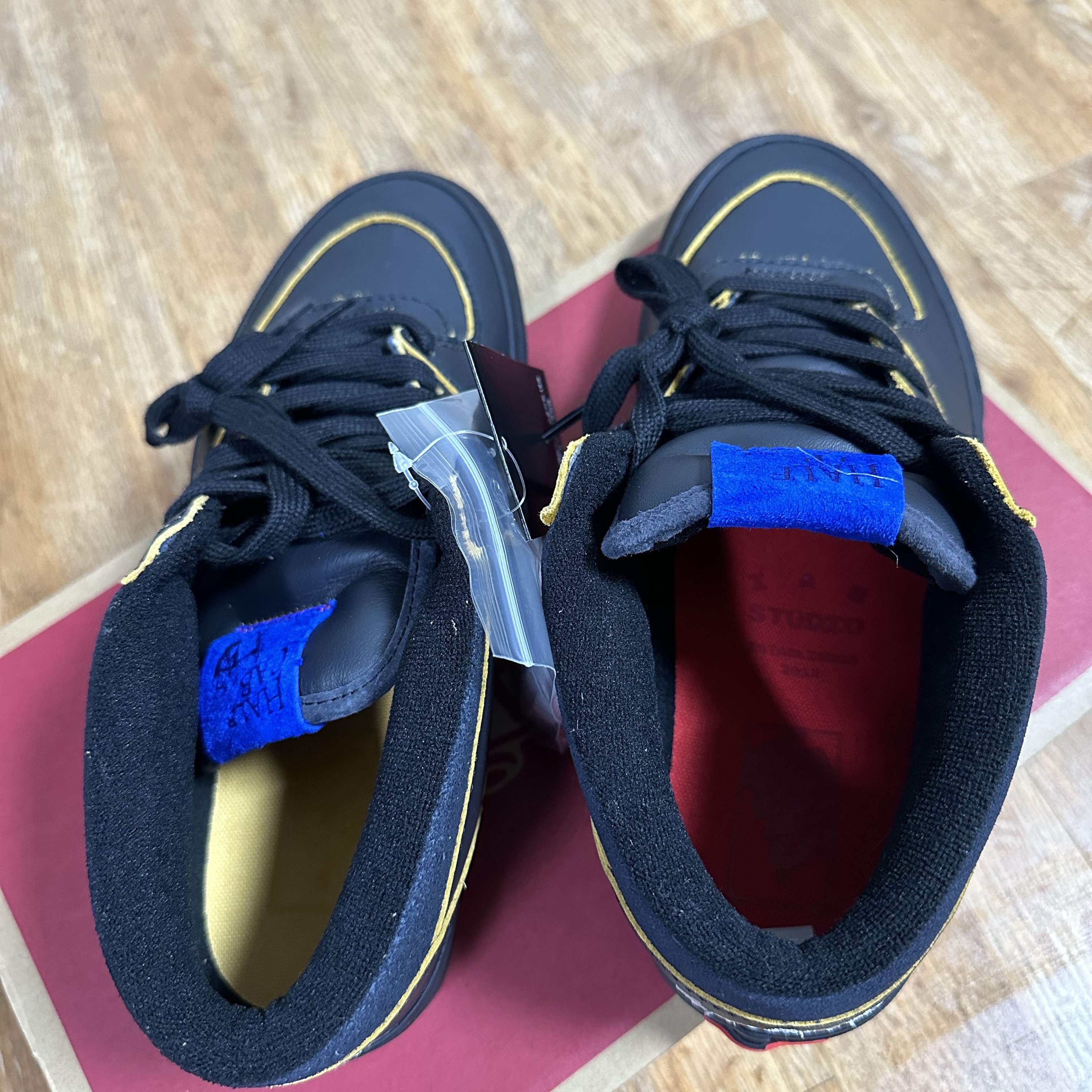 Vans x IAB Studio Half Cab Black Purple 착용 스타일 - 2