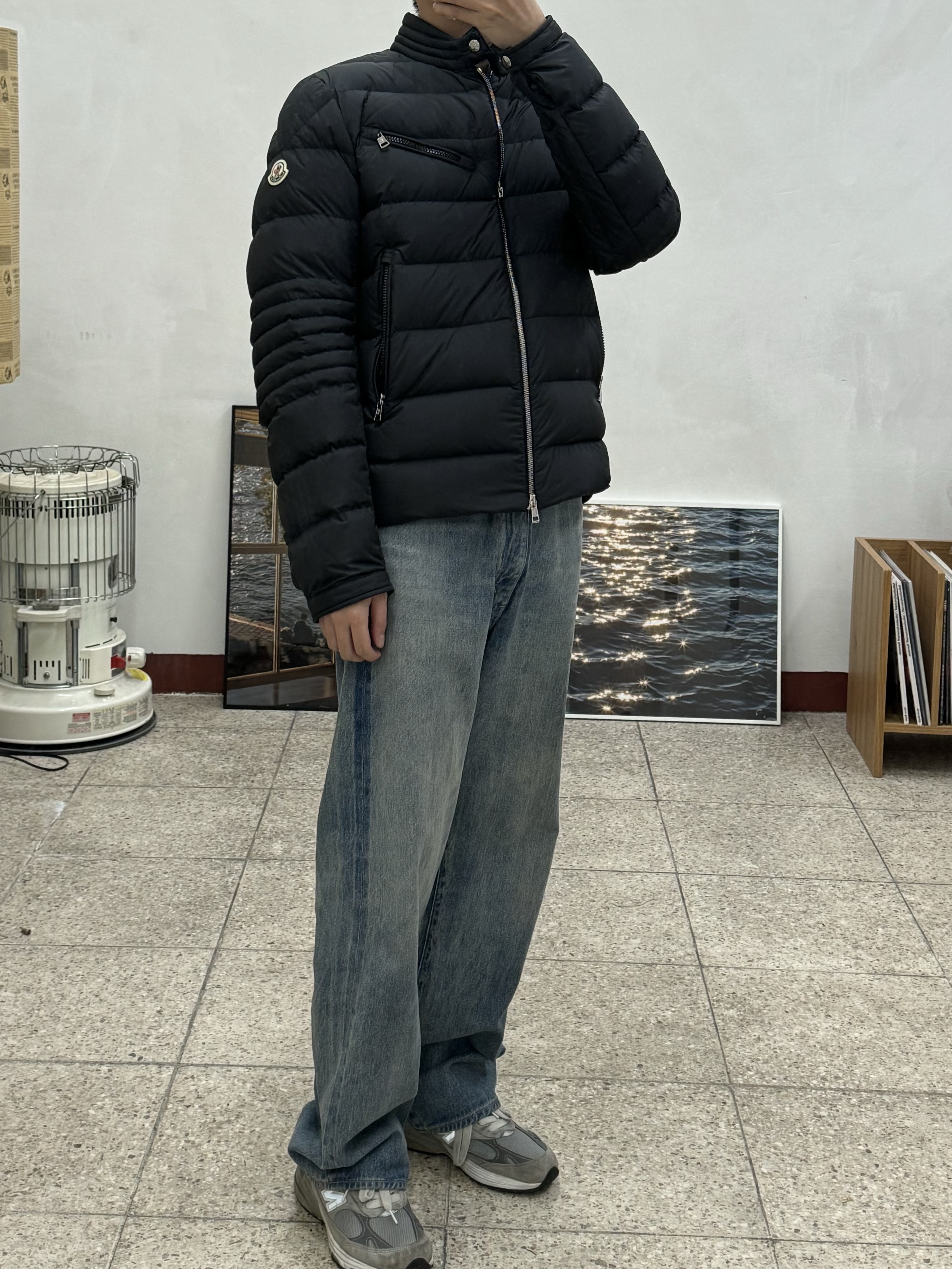 Moncler Authie Short Down Jacket Black - 23FW, Auralee Selvedge Faded Light Denim Pants Light Indigo - 23AW 착용 스타일 - 2