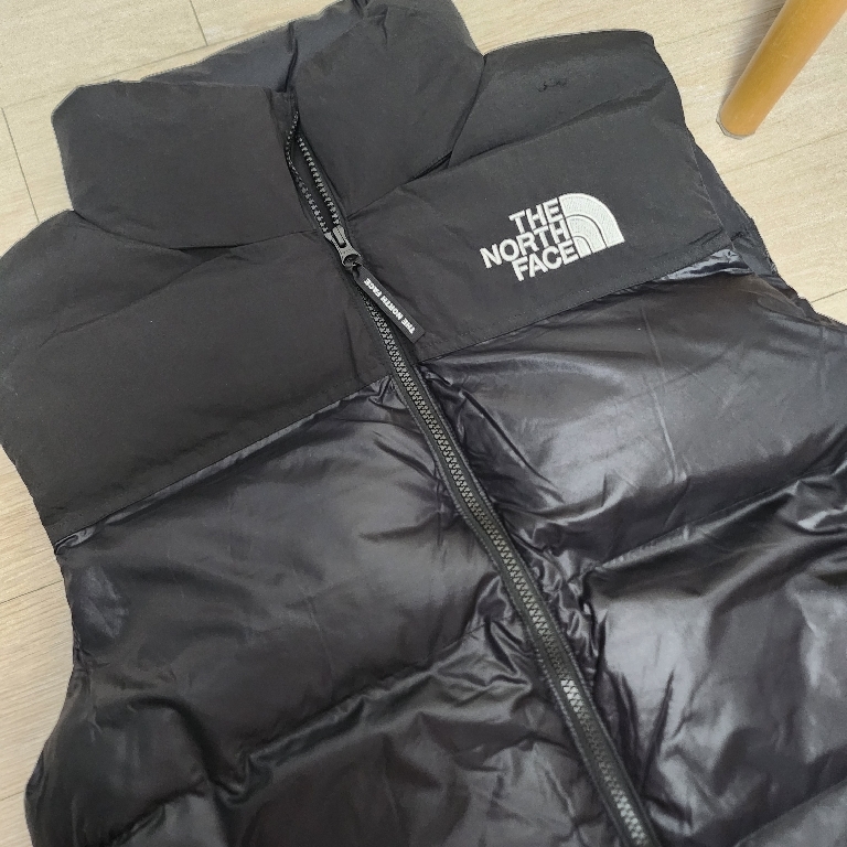 The North Face Nuptse On Ball Vest Real Black 착용 스타일