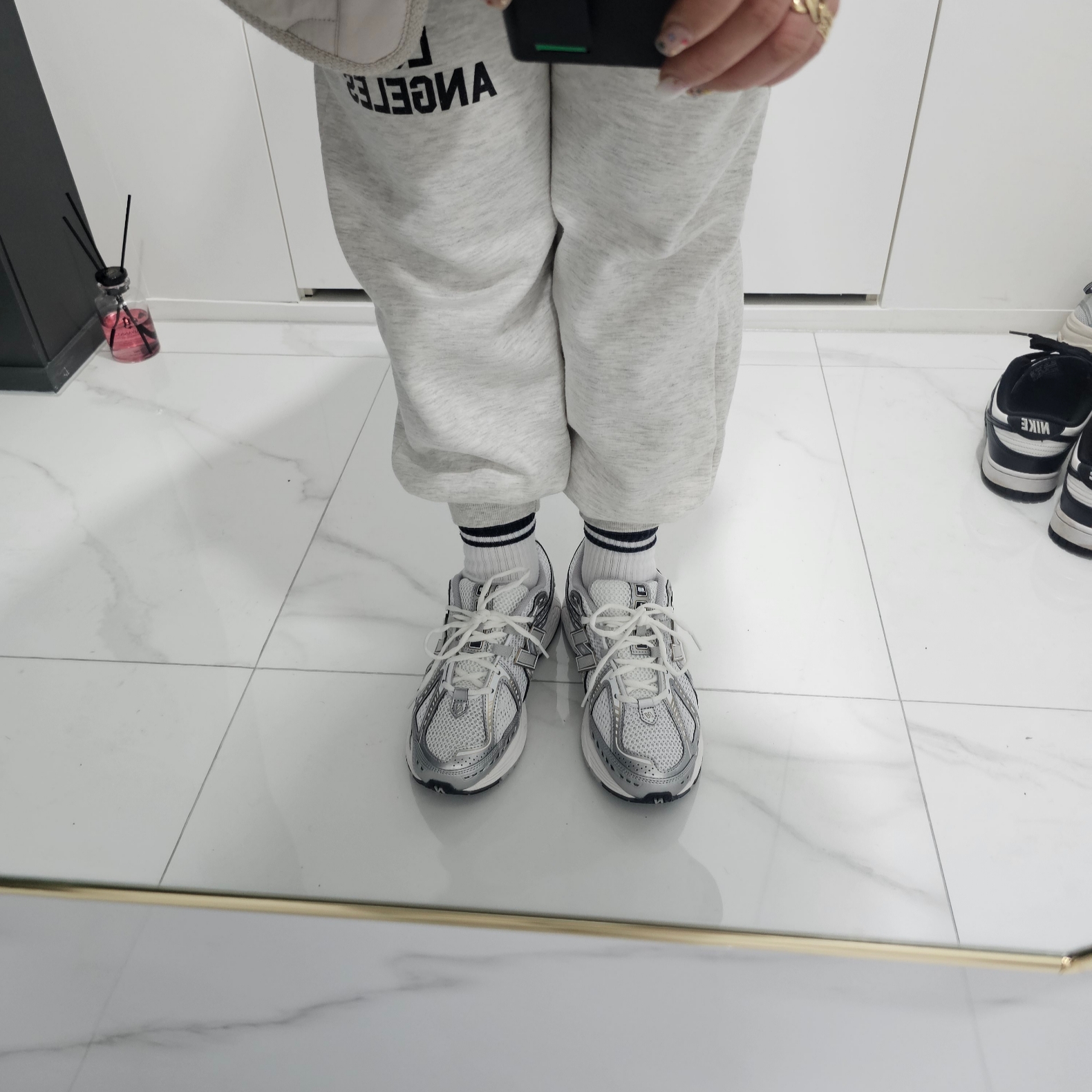 New Balance 1906R White Metallic Silver 착용 스타일 - 2
