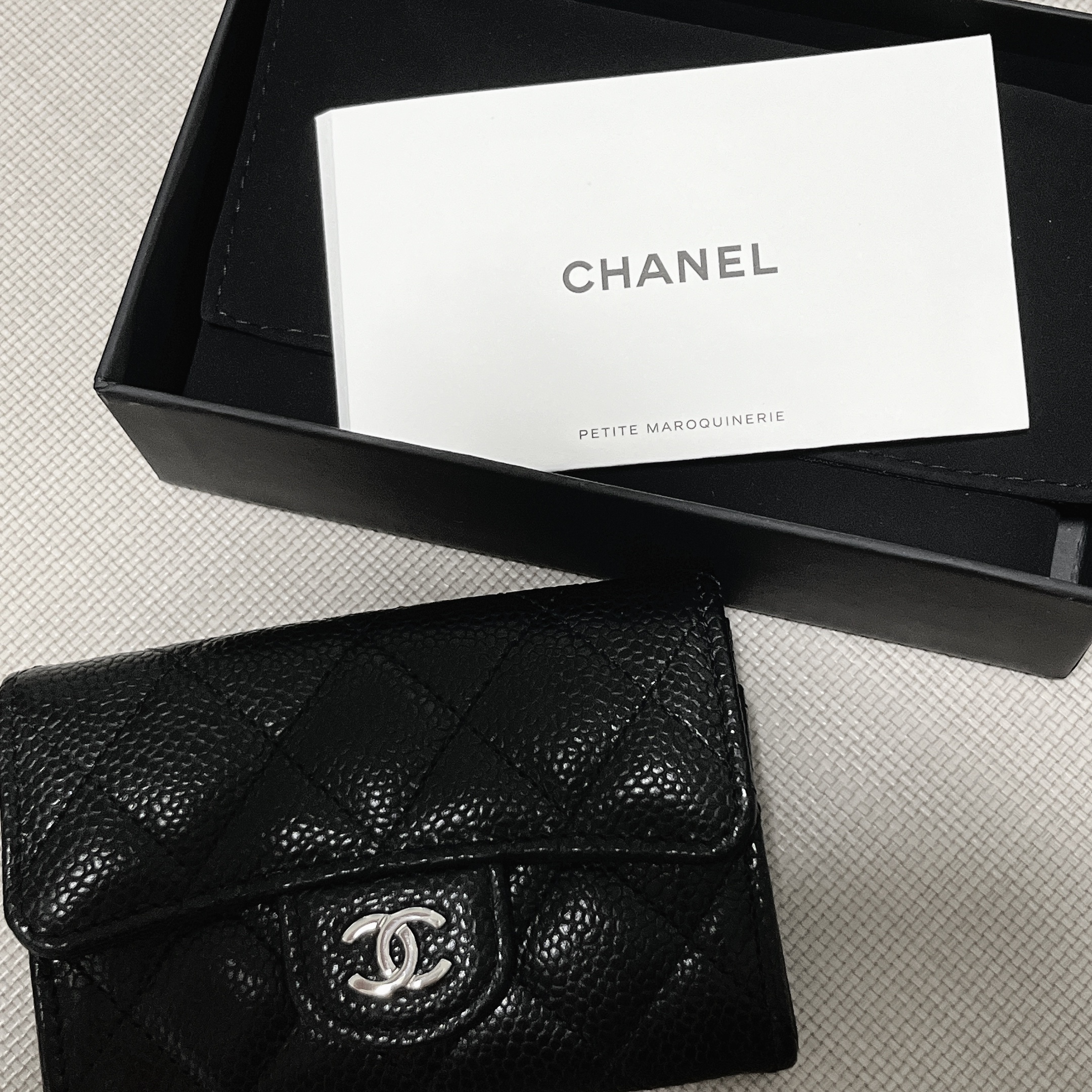 Chanel Classic Card Holder Grained Calfskin & Silver Black 착용 스타일
