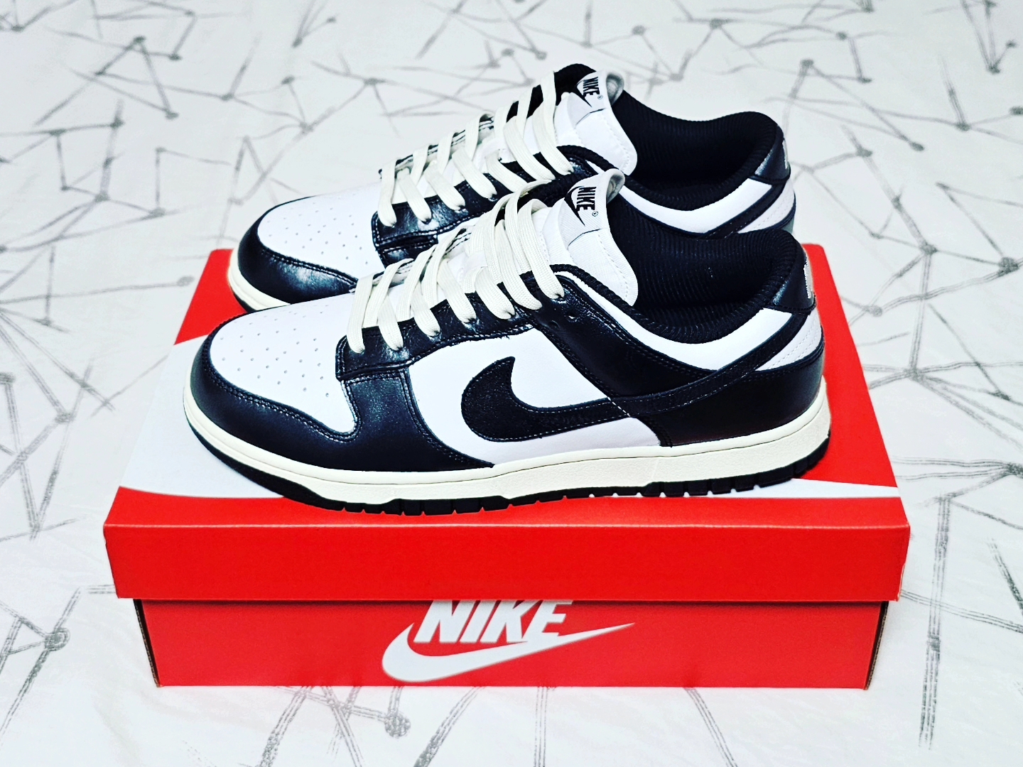 (W) Nike Dunk Low Vintage Black and White 착용 스타일 - 2