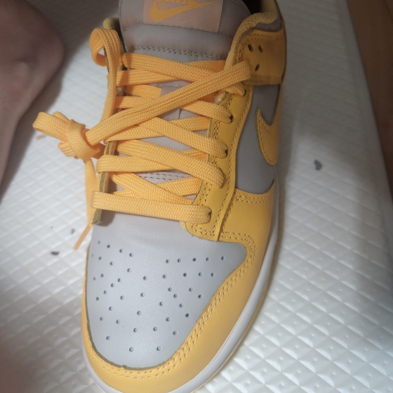 (W) Nike Dunk Low Light Bone Citron Pulse 착용 스타일 - 1