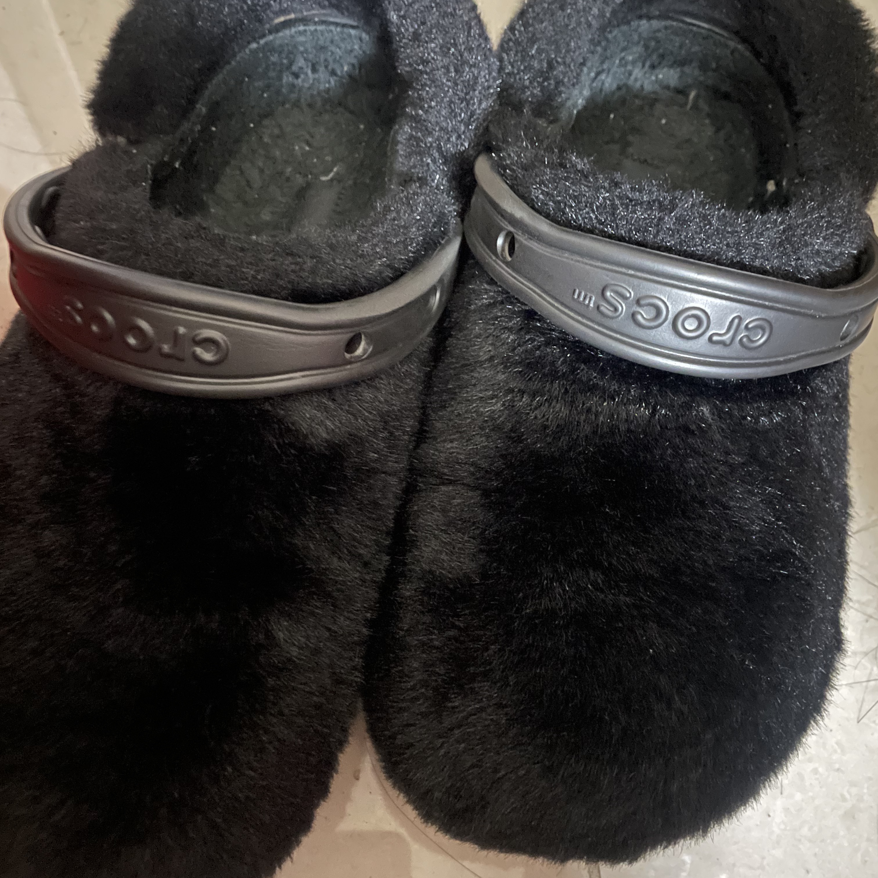 Crocs Classic Fur Sure Clog Black 착용 스타일