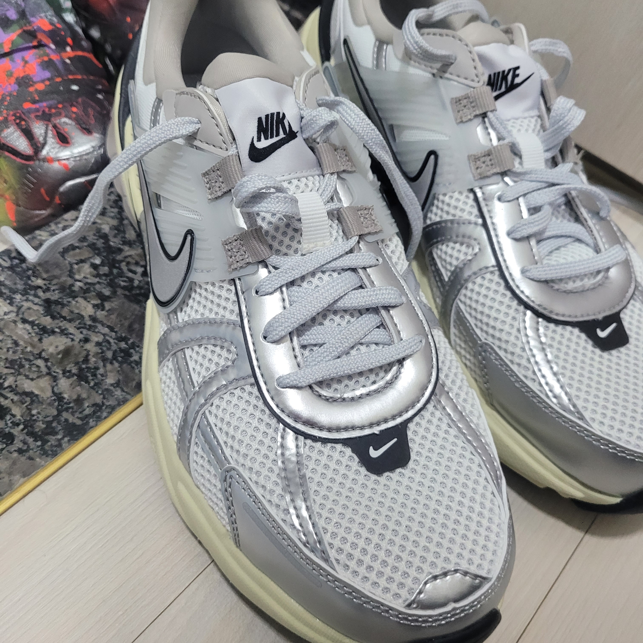 Nike V2K Run Summit White Metallic Silver 착용 스타일