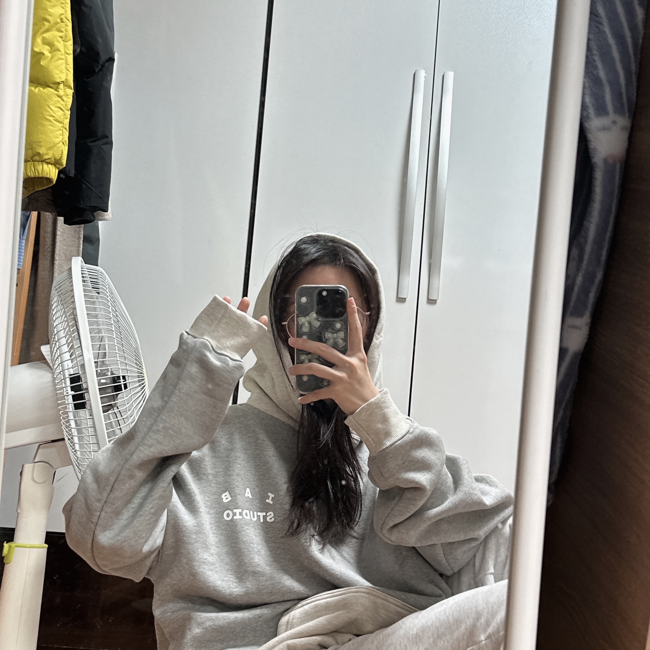 IAB Studio Hoodie Dual Gray 착용 스타일 - 3
