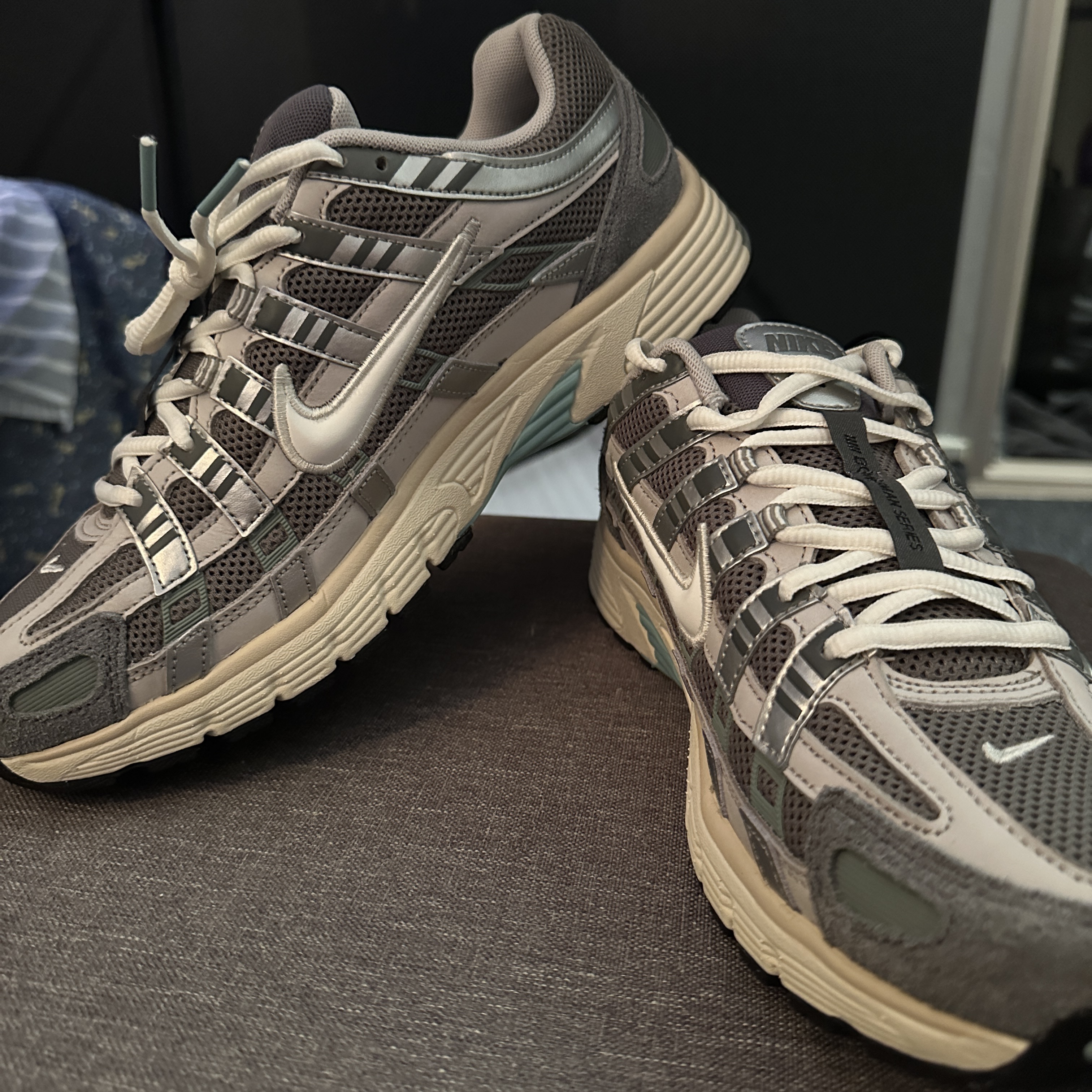 Nike P-6000 Flat Pewter Light Iron Ore 착용 스타일
