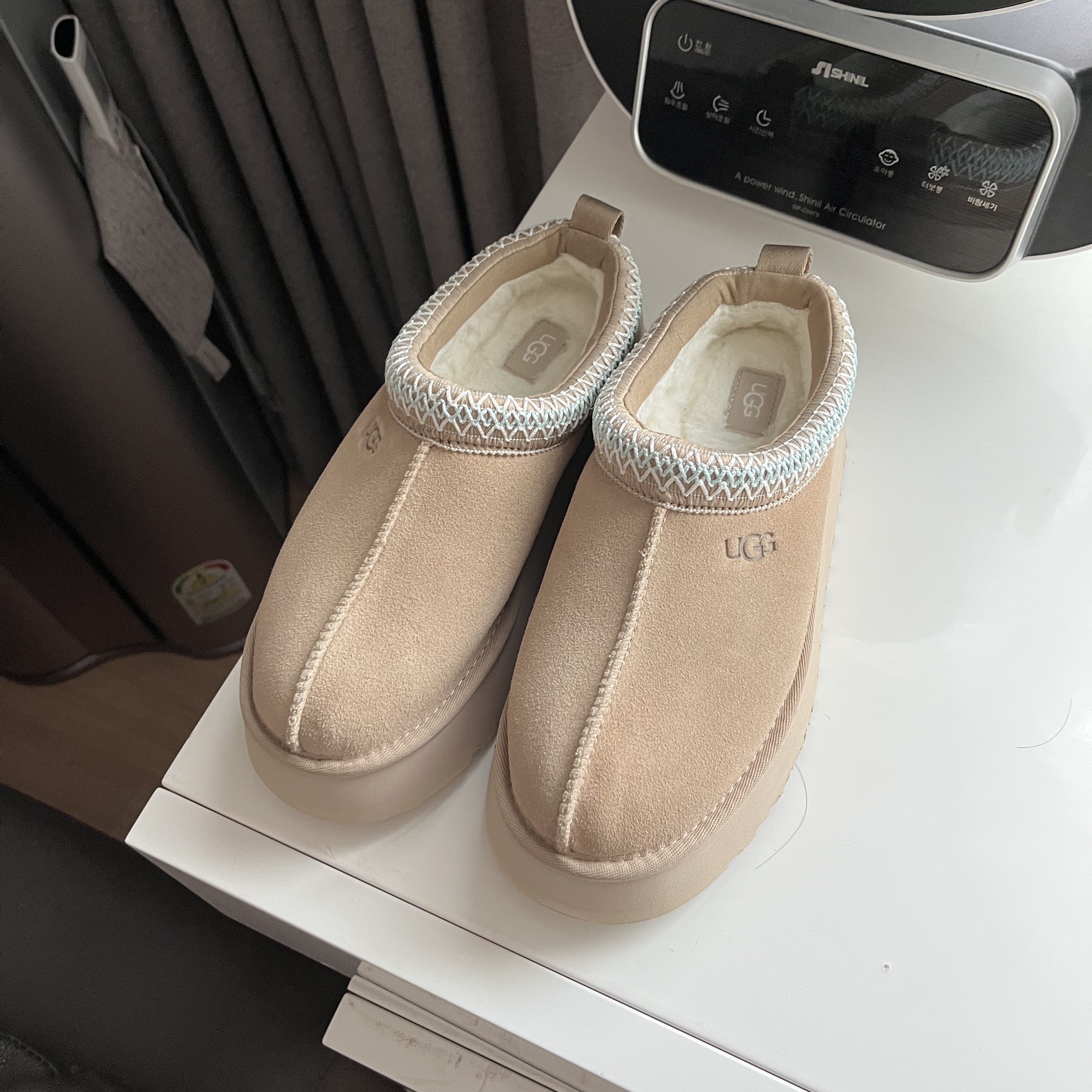 (W) UGG Tazz Slipper Sand 착용 스타일