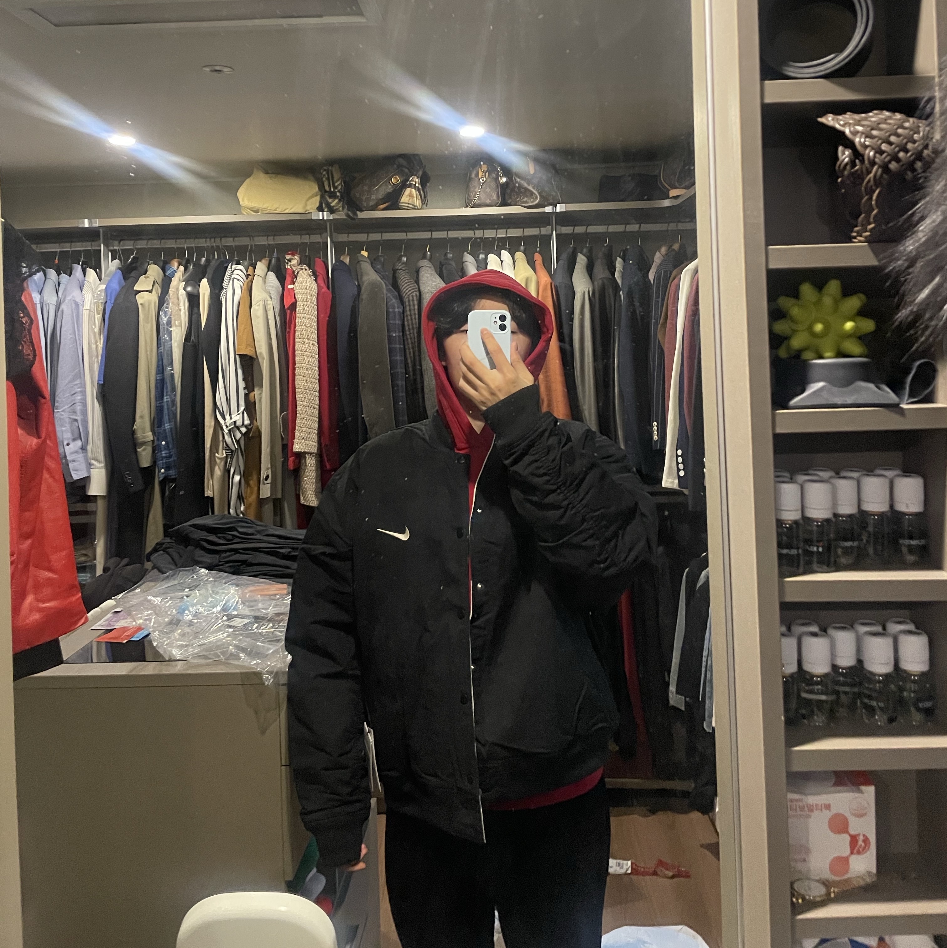 Nike x Stussy Reversible Jacket Medium Olive (FJ9153-222), Nike x Stussy Reversible Jacket Black (FJ9153-010) 착용 스타일 - 1