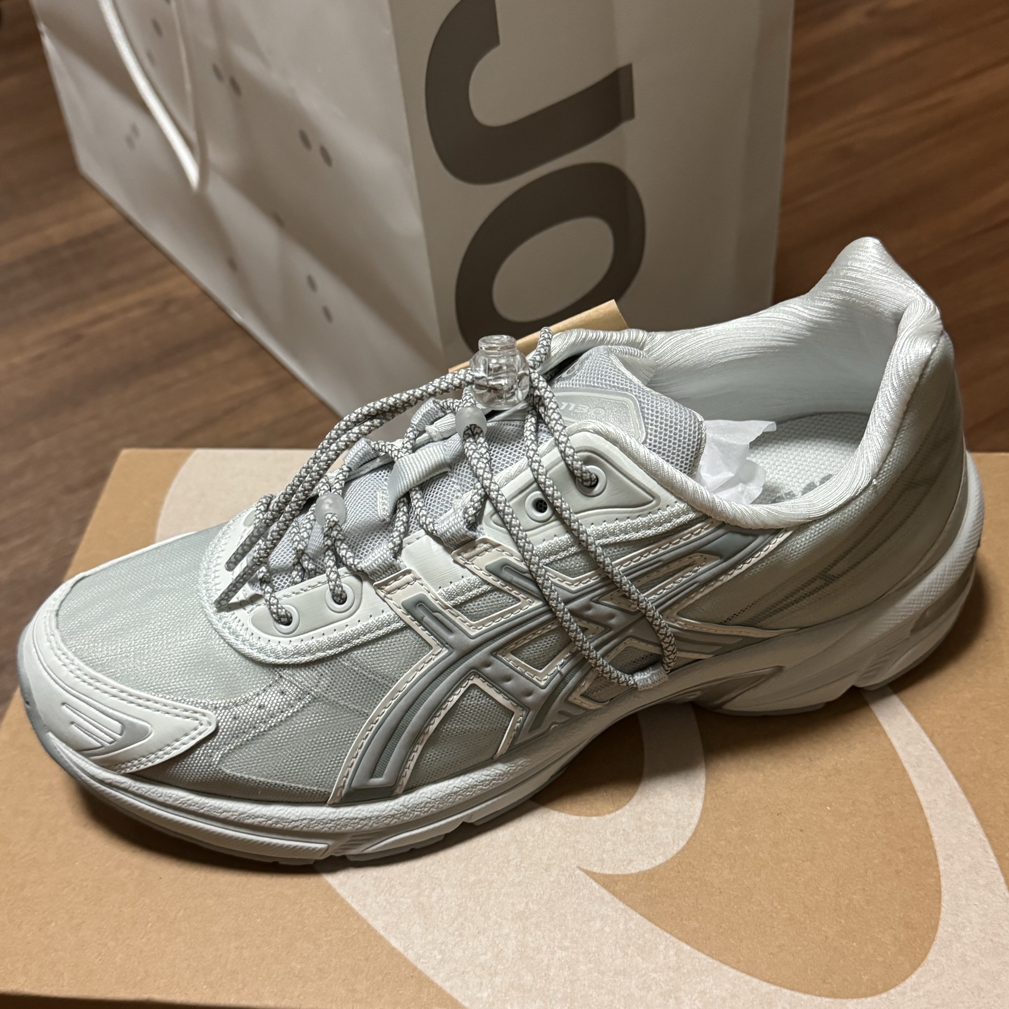 Asics x Atmos x Ojos Gel-1130 RE Glacier Grey Pure Silver 착용 스타일 - 2