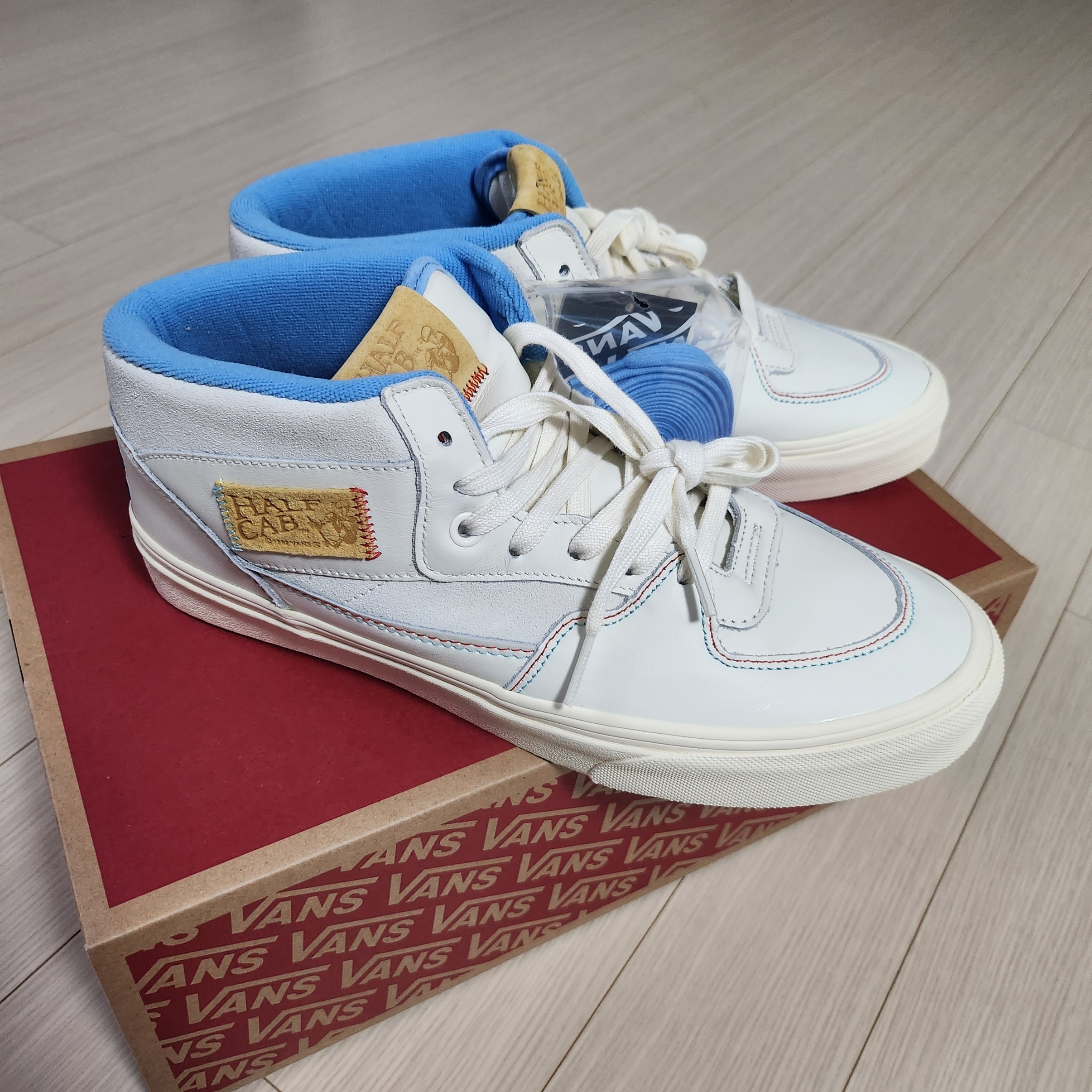 Vans x IAB Studio Half Cab Marshmallow Antique White 착용 스타일 - 2