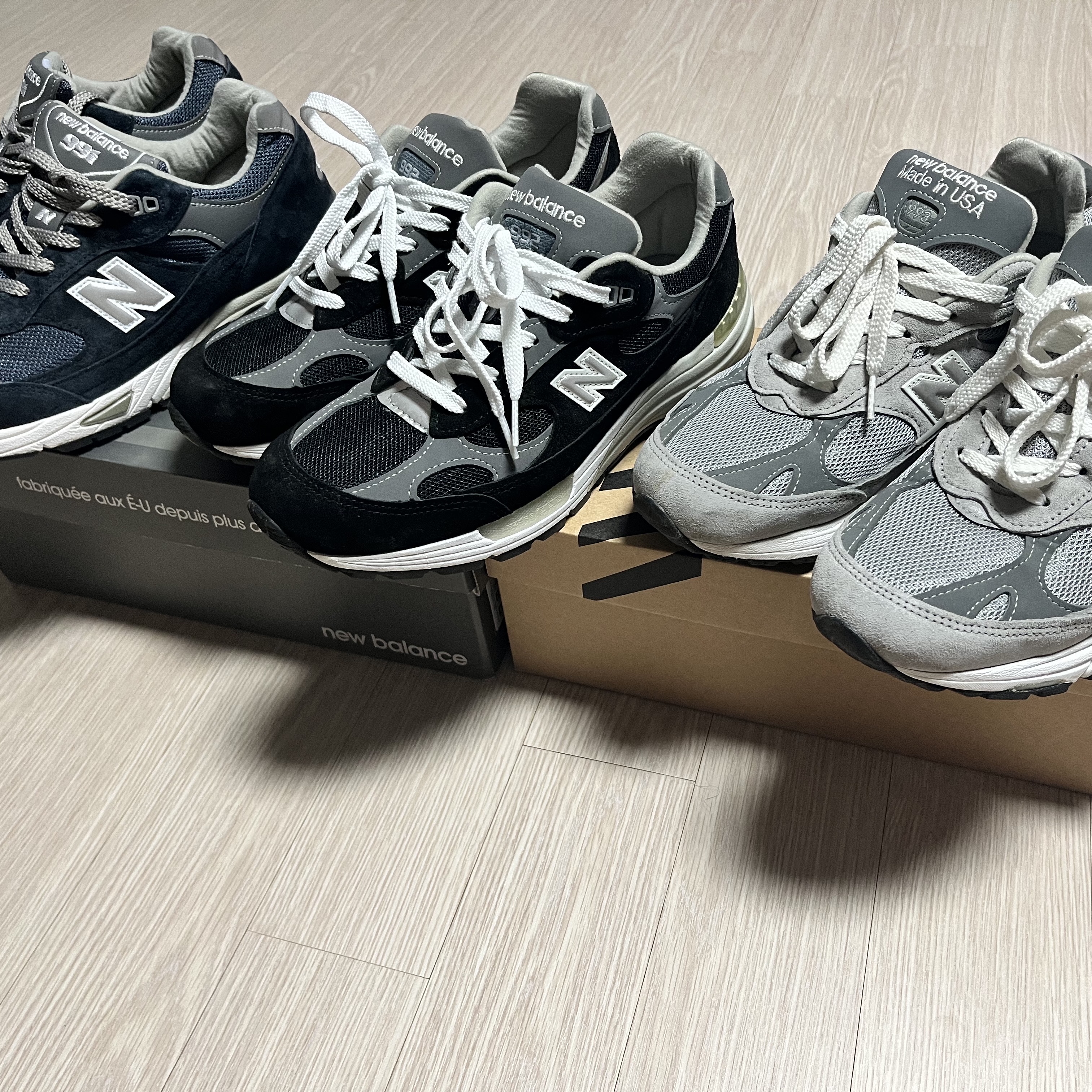 New Balance 991 Made in UK Navy, New Balance 992 Made in USA Black Grey 착용 스타일 - 3