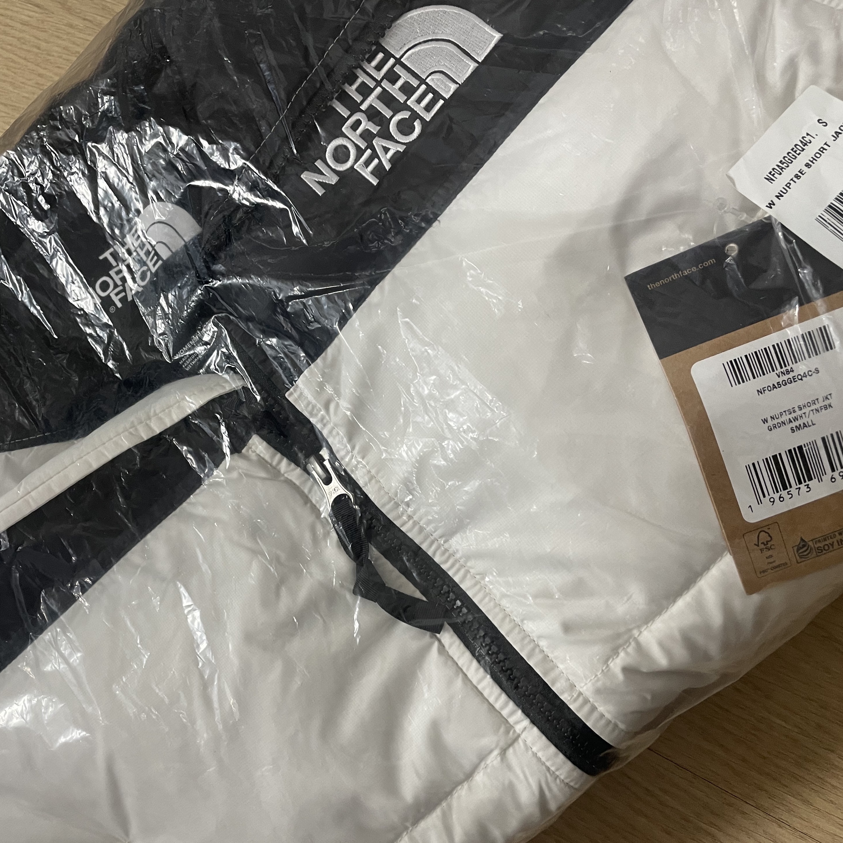 (W) The North Face Nuptse Short Jacket Gardenia White TNF Black 착용 스타일