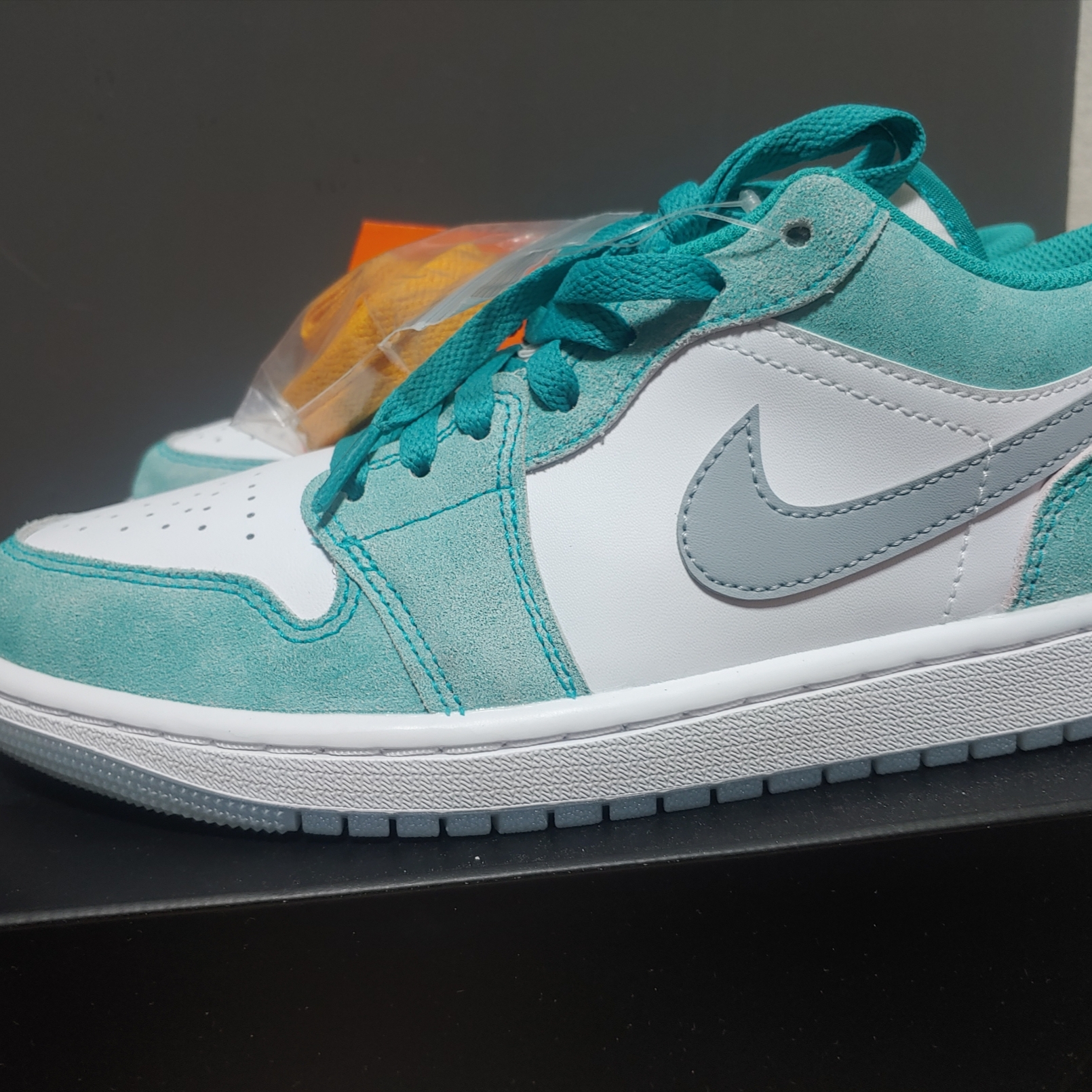 Jordan 1 Low SE New Emerald 착용 스타일