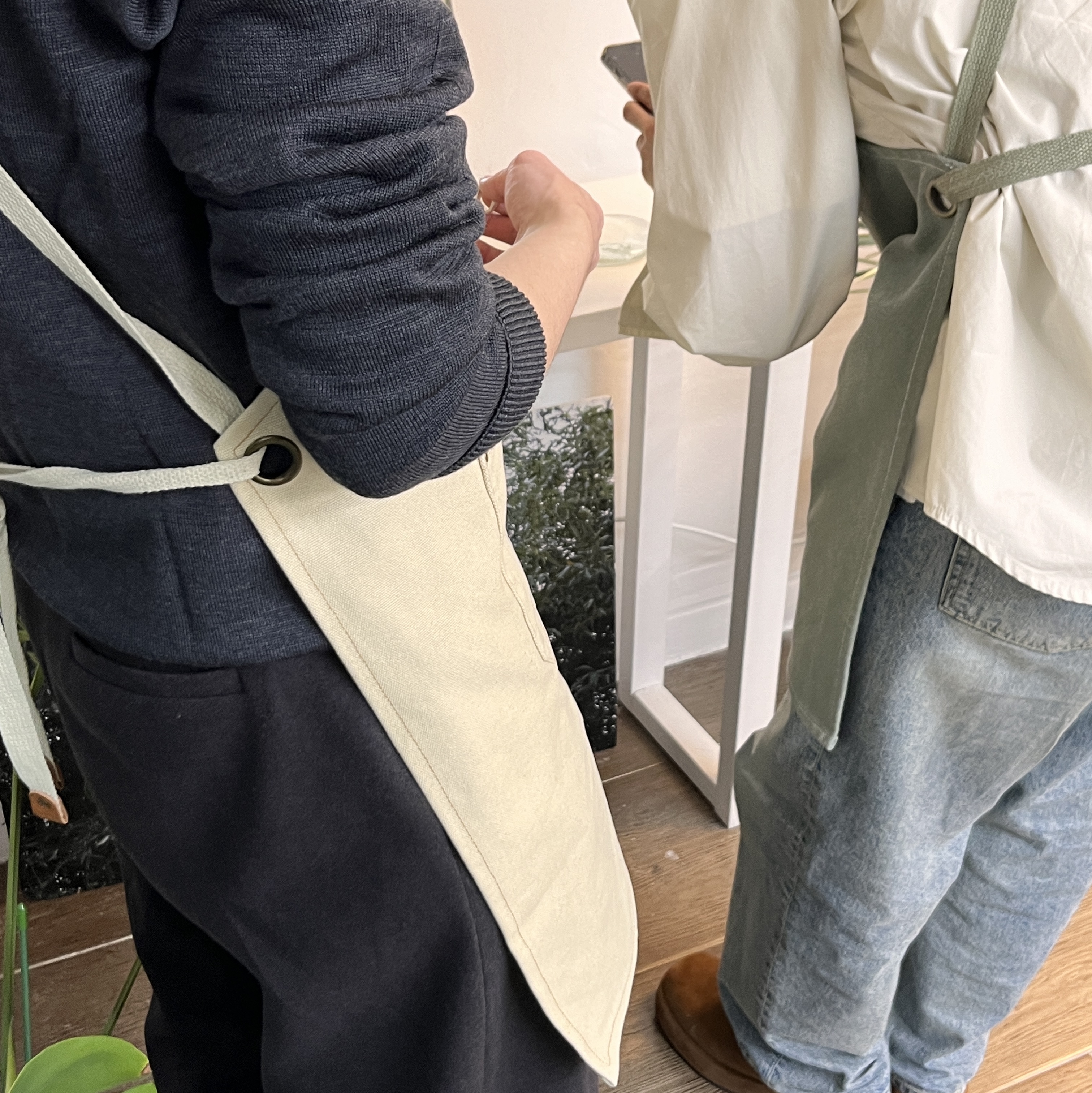 Telfar Medium Shopping Bag Dark Olive, Apple Watch Series 8 45mm Cellular Silver Stainless Steel Case with Milanese Loop Silver (Korean Ver.) 착용 스타일 - 3