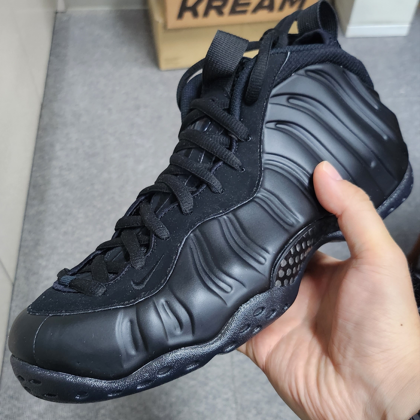 Nike Air Foamposite One Black Anthracite 착용 스타일