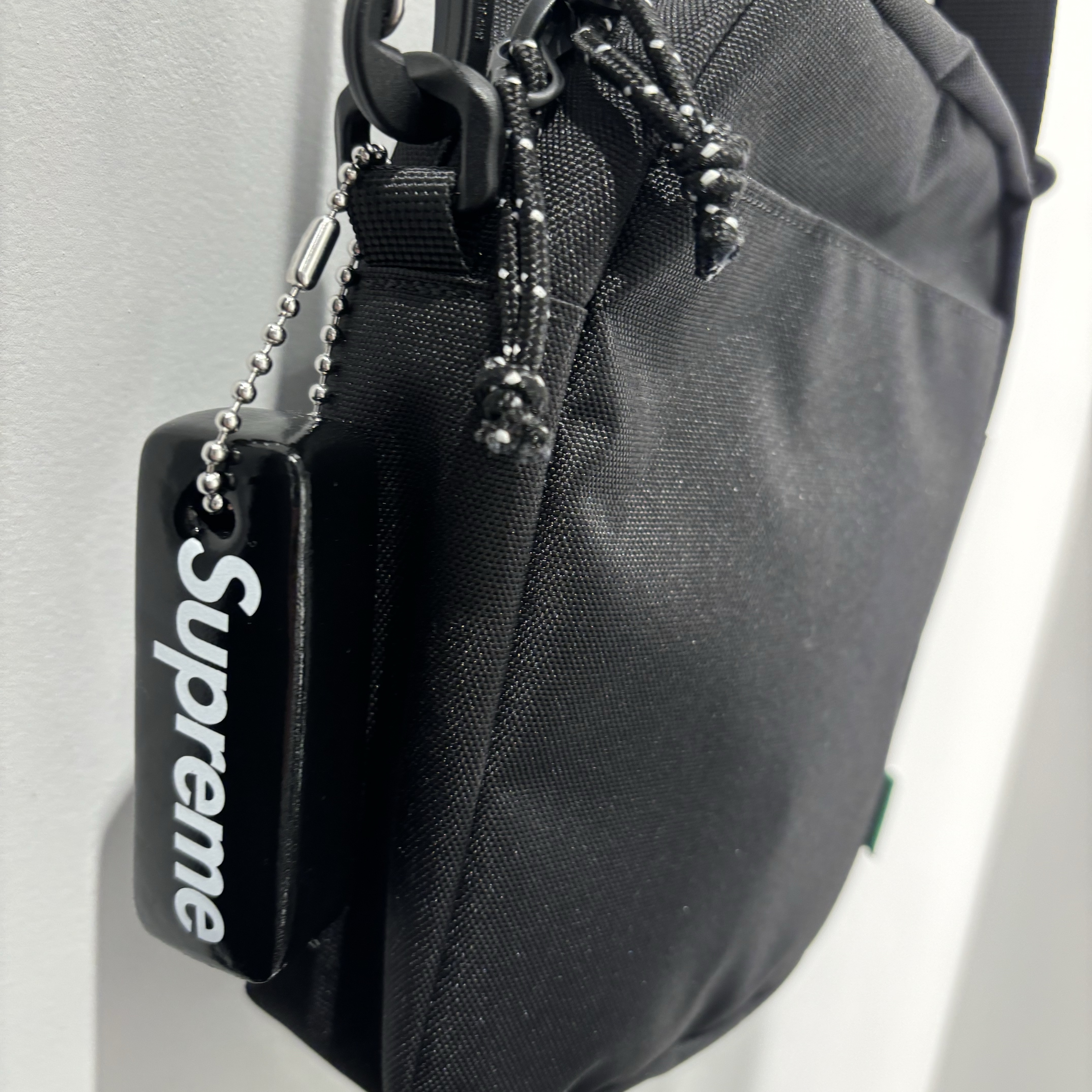 Supreme Floating Keychain Black - 23FW 착용 스타일 - 1
