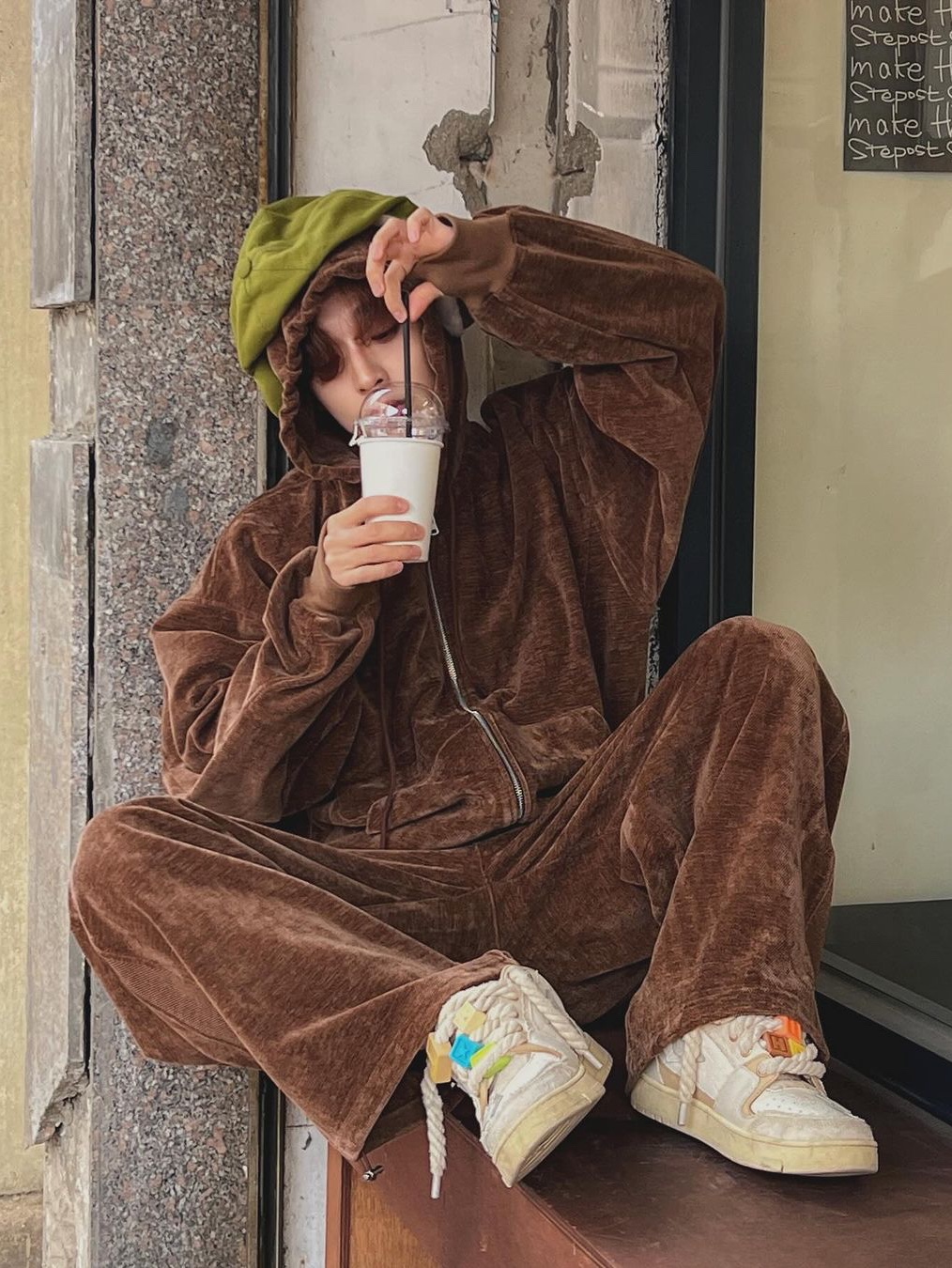 Haleine Velour Zipup Hoodie Brown, Haleine Velour Zipup Hoodie Black 착용 스타일