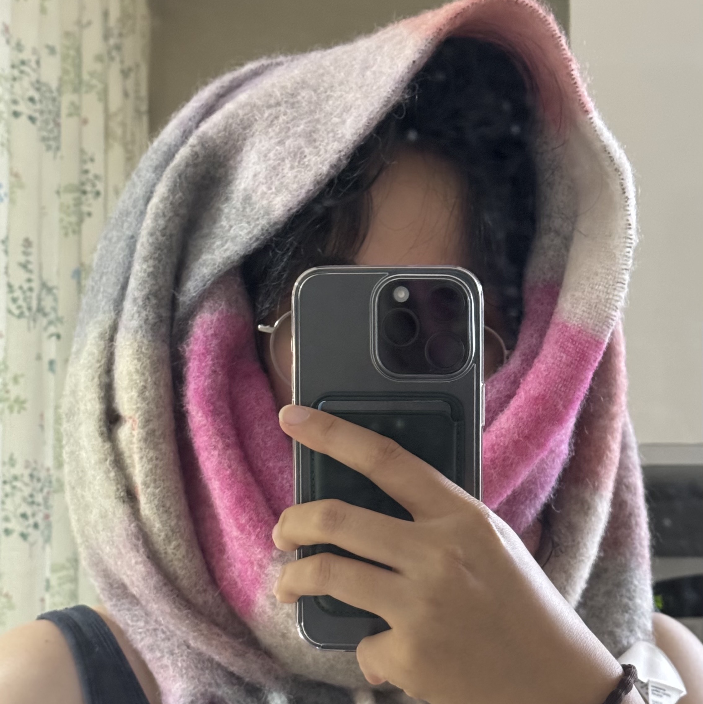 Acne Studios Mohair Check Muffler Fuchsia Lilac Pink 착용 스타일 - 2