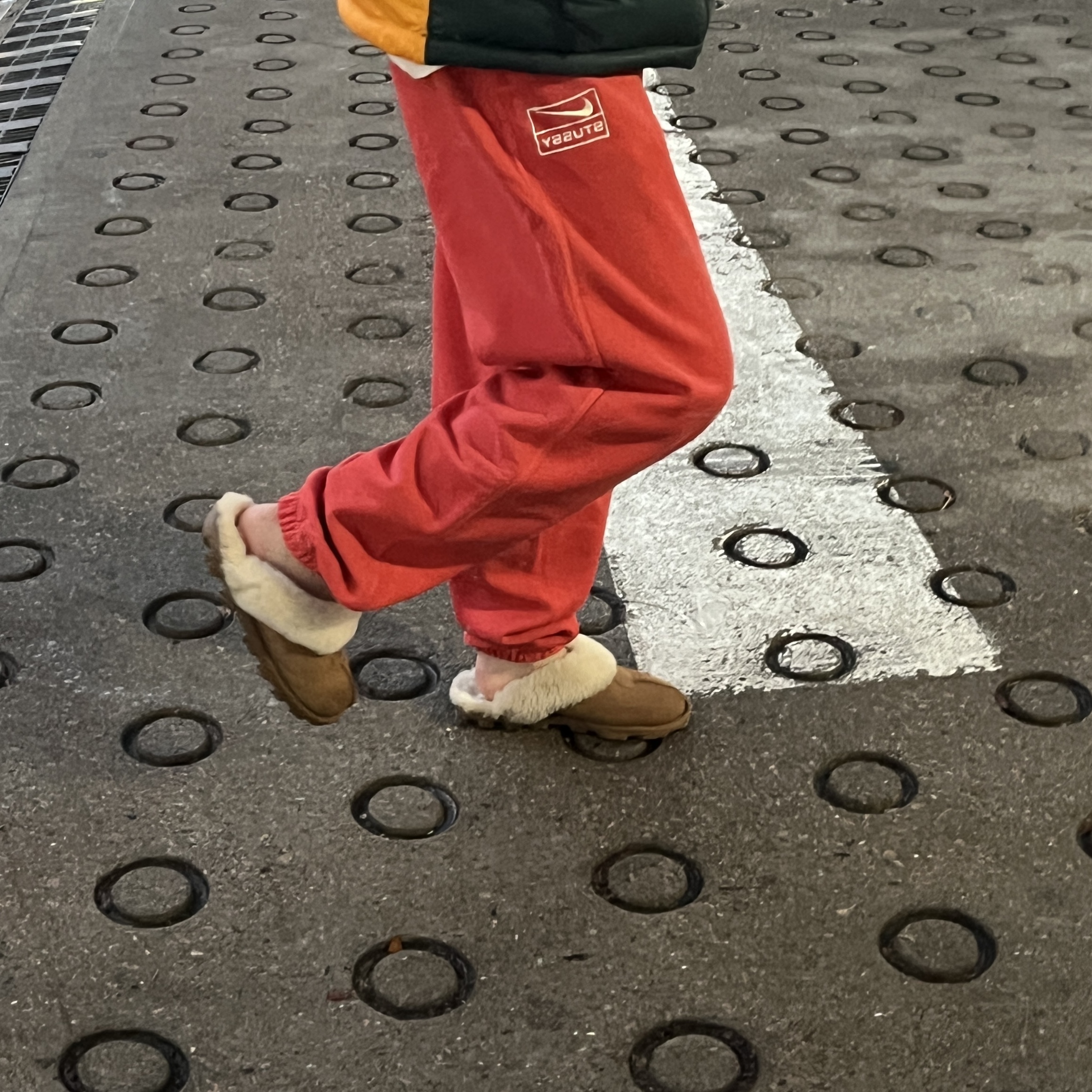 Nike x Stussy Pigment Dyed Fleece Pants Habanero Red (FJ9157-642), (W) UGG Coquette Slipper Chestnut 착용 스타일 - 1