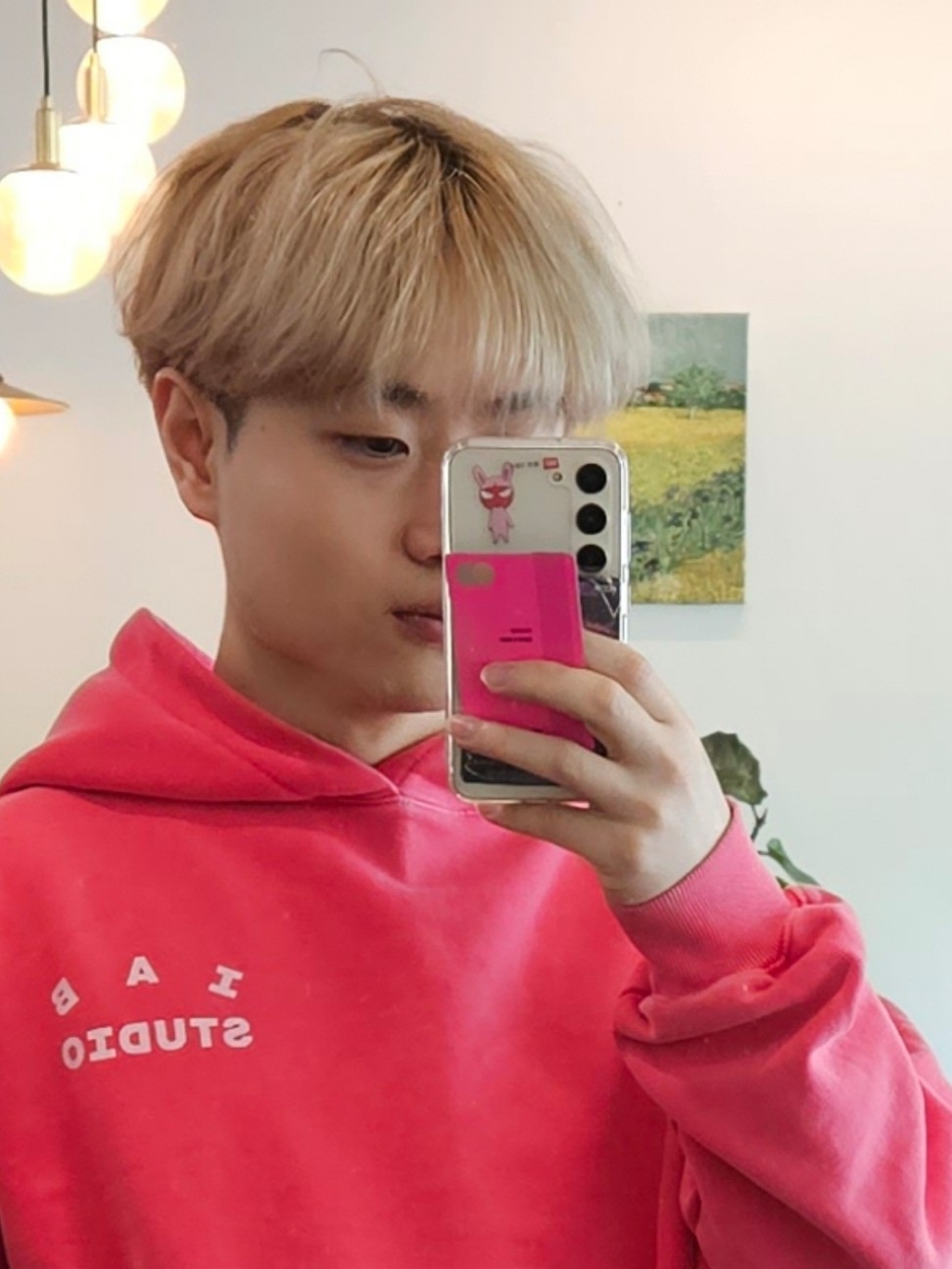 IAB Studio Pigment Hoodie & Sack Coral 착용 스타일