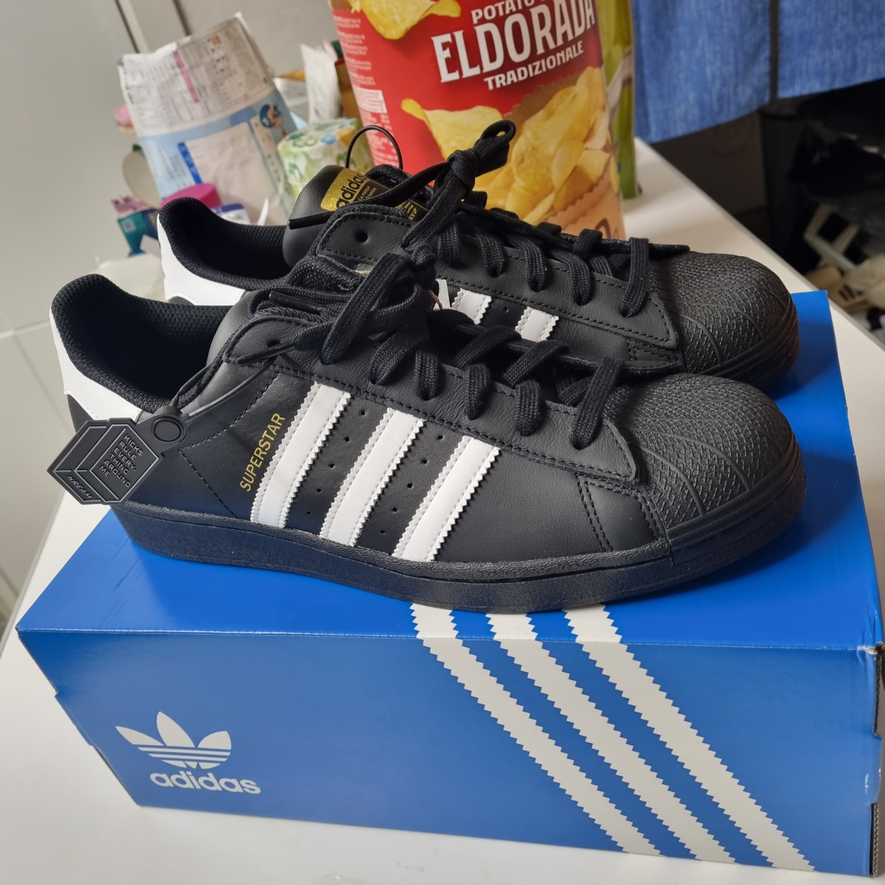 Adidas Superstar Core Black White 착용 스타일 - 1
