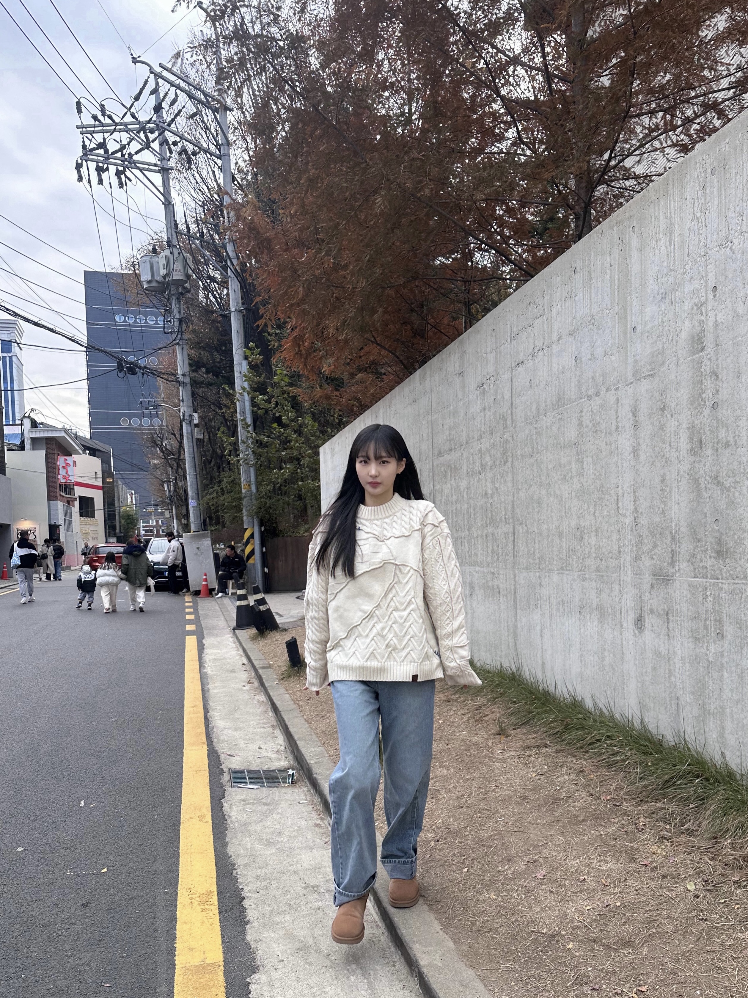 (W) UGG Classic Ultra Mini Boots Chestnut, Zara x Ader Error Patchwork Oversize Knit Sweater Cream 착용 스타일 - 1