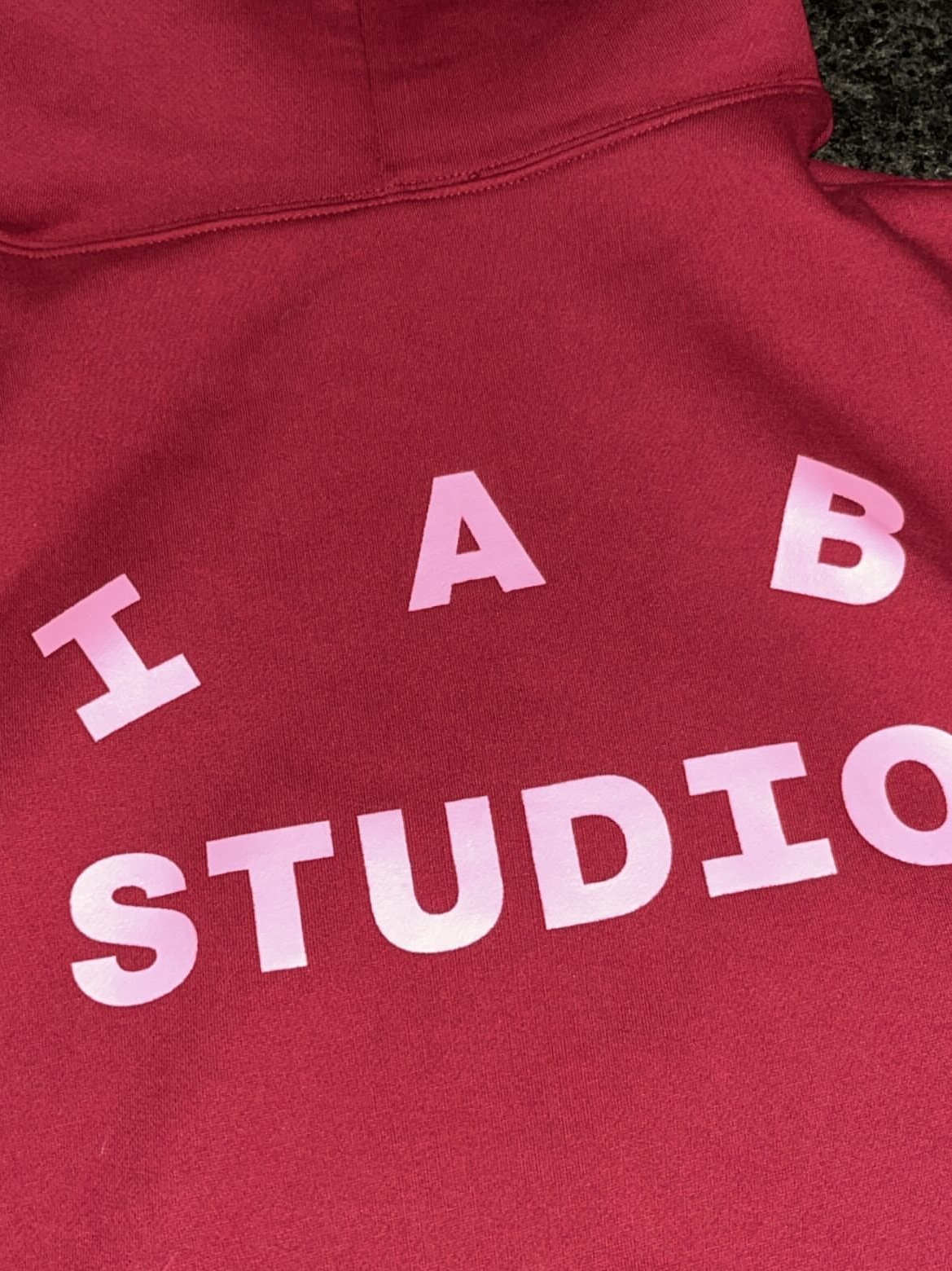 IAB Studio Hoodie Raspberry 착용 스타일