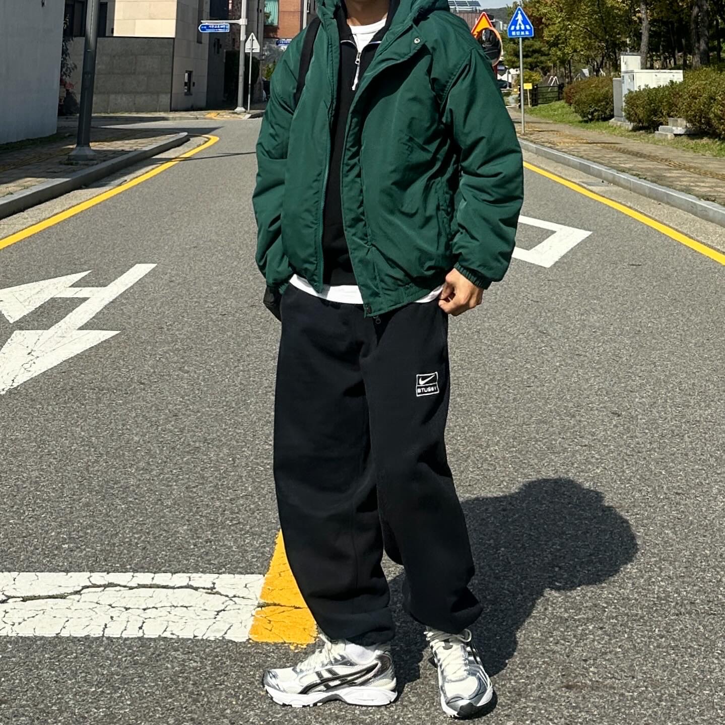 Nike x Stussy Washed Fleece Pants Black (FN5235-010), Stussy Canvas Extra Large Tote Bag Washed Black 착용 스타일 - 1