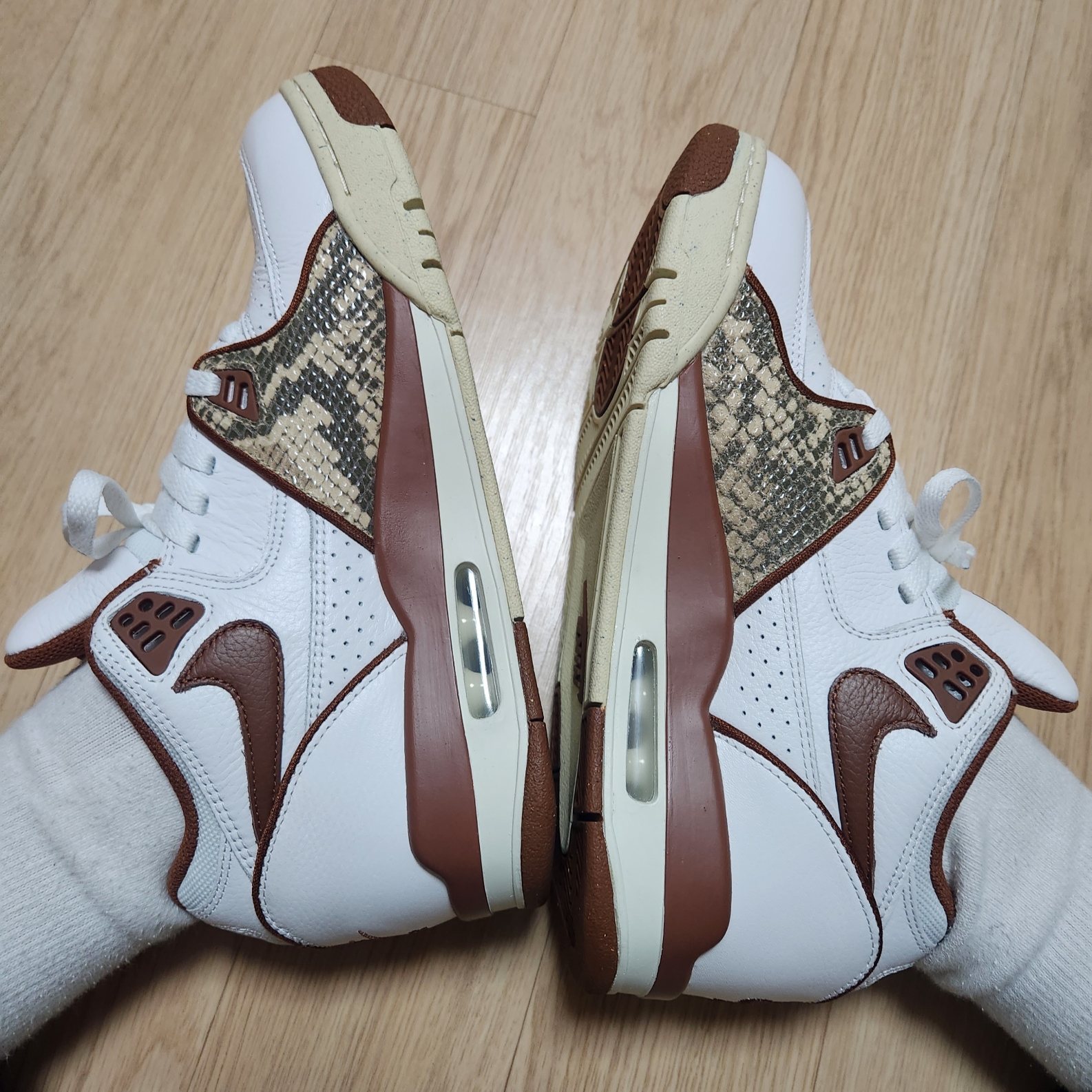 Nike x Stussy Air Flight 89 Low White and Pecan 착용 스타일 - 1