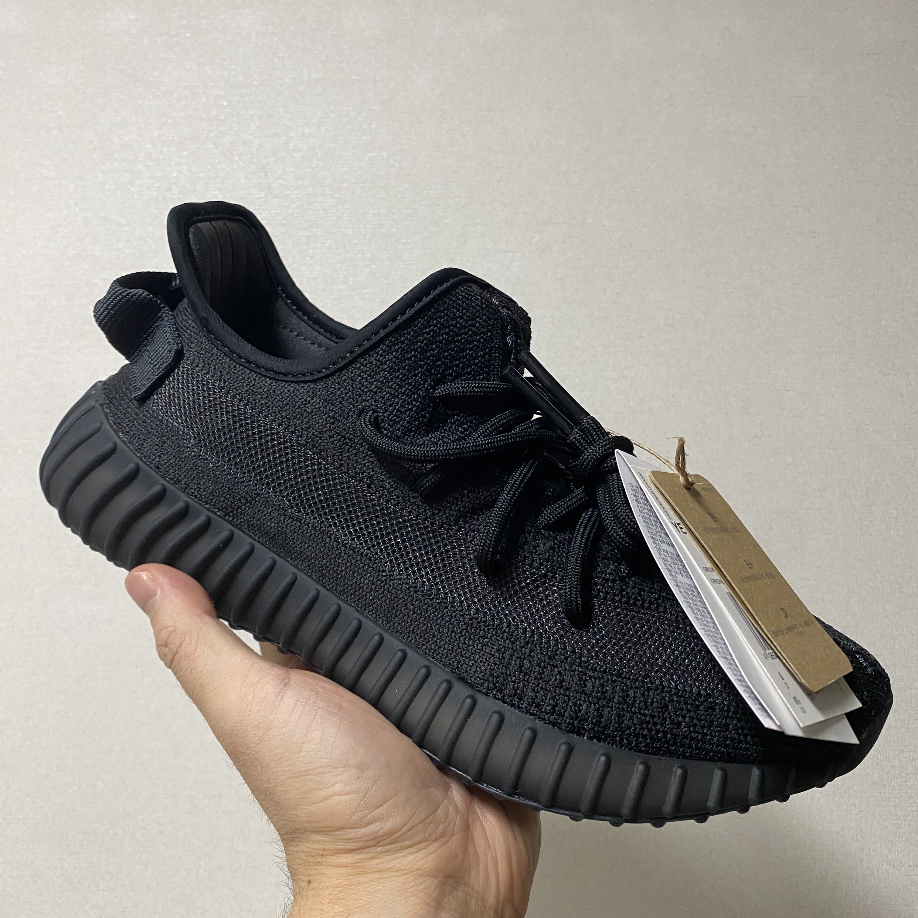 Adidas Yeezy Boost 350 V2 Onyx 착용 스타일