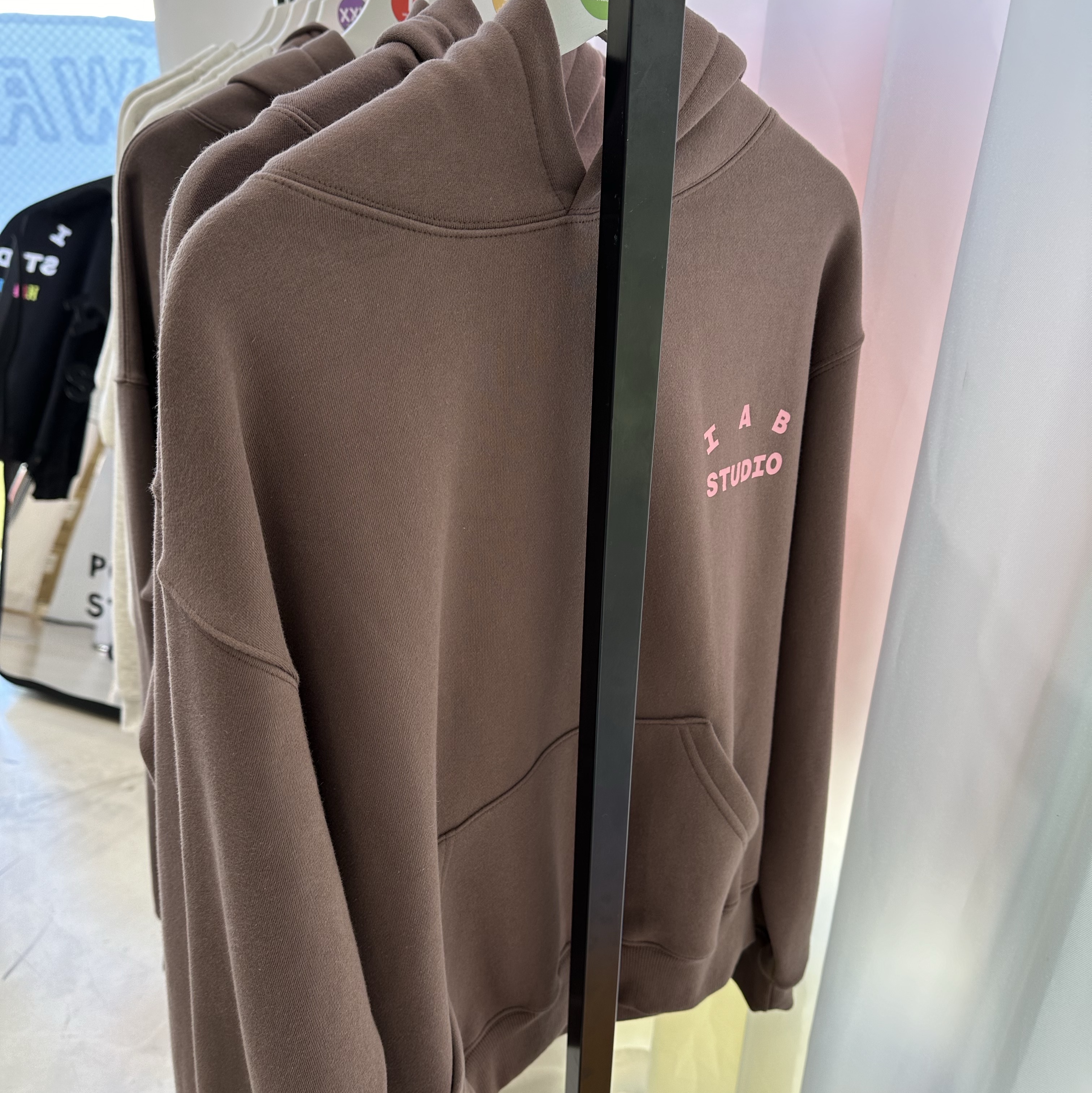IAB Studio Hoodie Choco - Harajuku Exclusive 착용 스타일