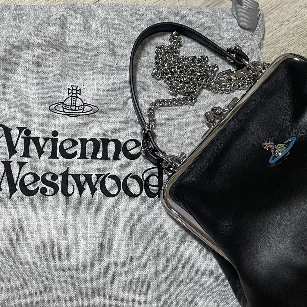 Vivienne Westwood Granny Frame Purse Black 착용 스타일 - 2