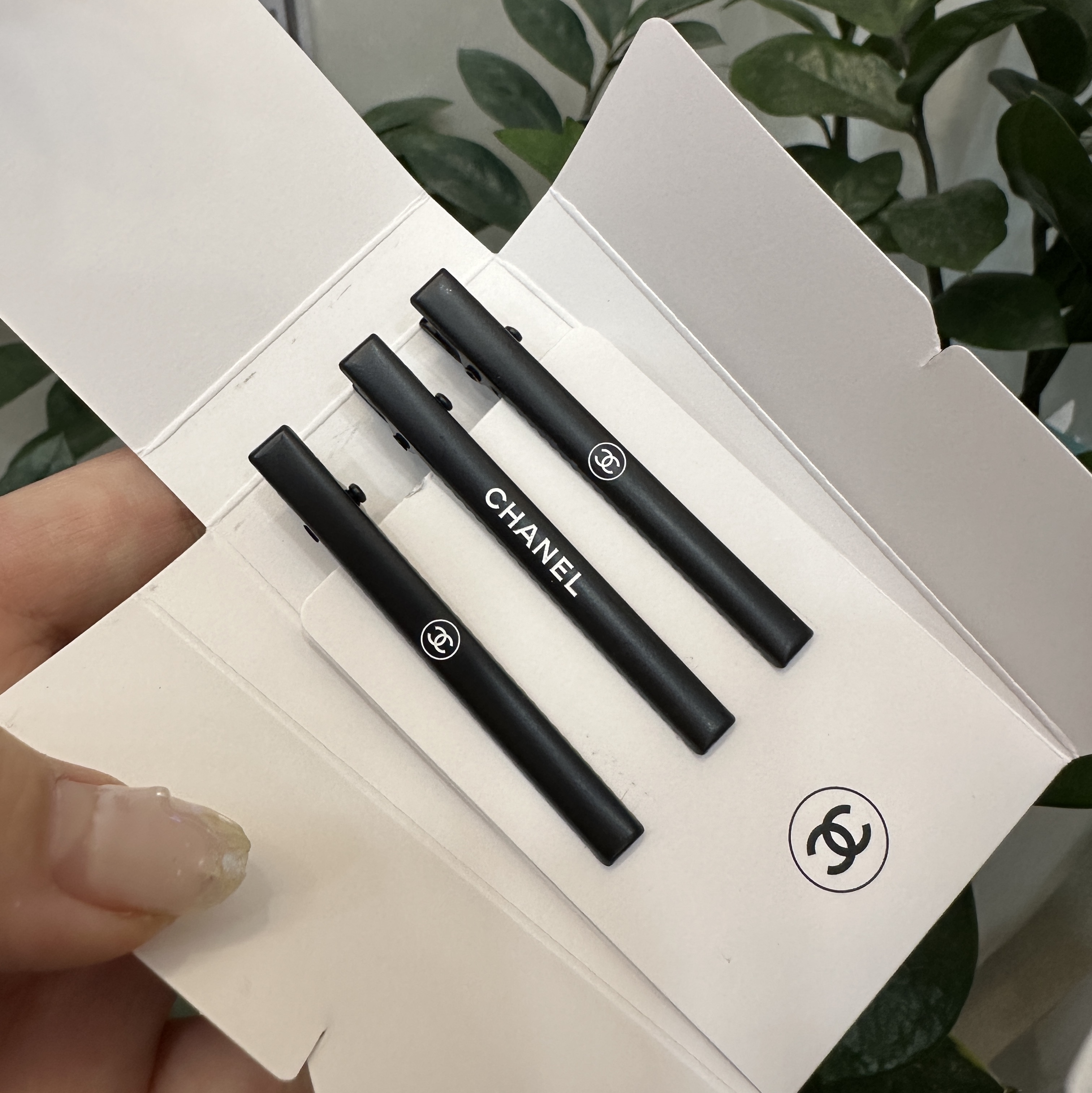 (W) Chanel Beauty Hair Clip & Black 착용 스타일 - 1